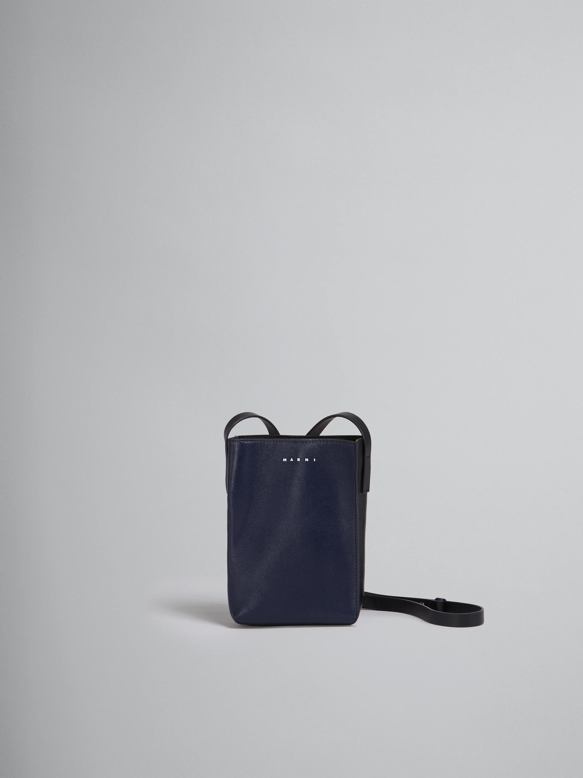 ブルー&ブラック 光沢レザー製 MUSEO SOFTバッグ ブルー&ブラック 光沢レザー製 MUSEO SOFTバッグ