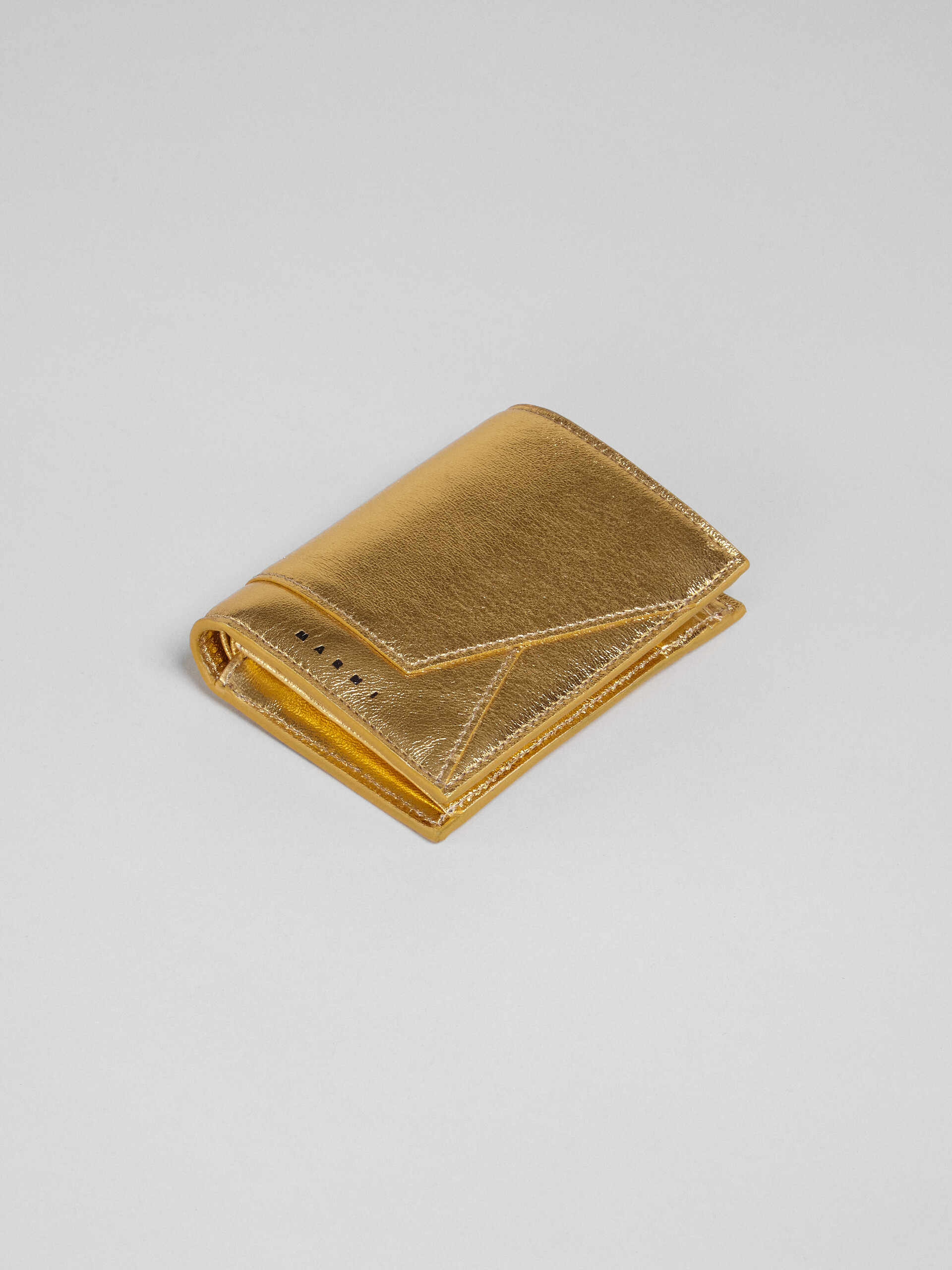 Portefeuille à deux volets en cuir nappa or métallisé - Portefeuilles - Image 5