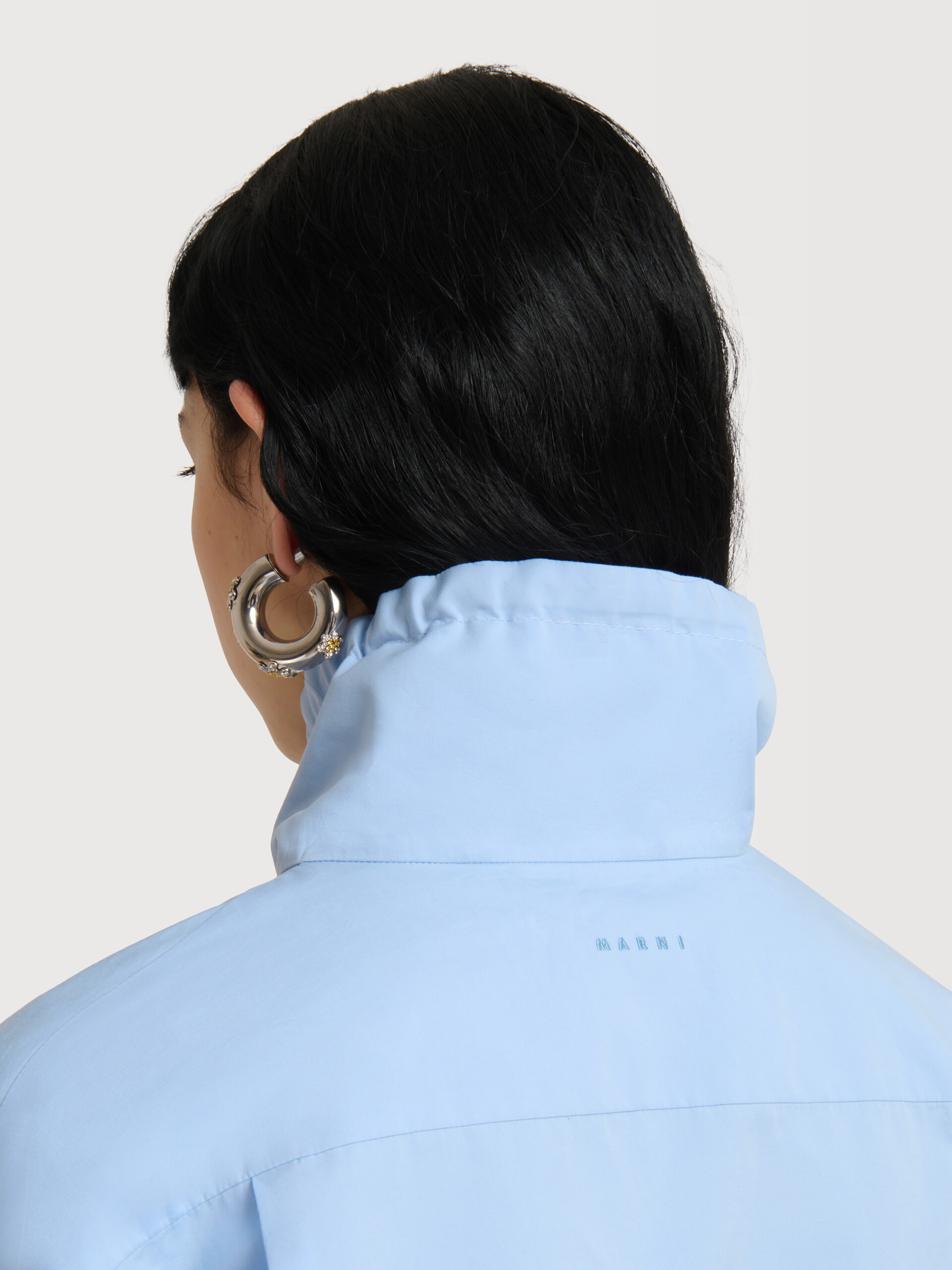 Bluse mit Stehkragen aus hellblauem Popeline - Hemden - Image 5