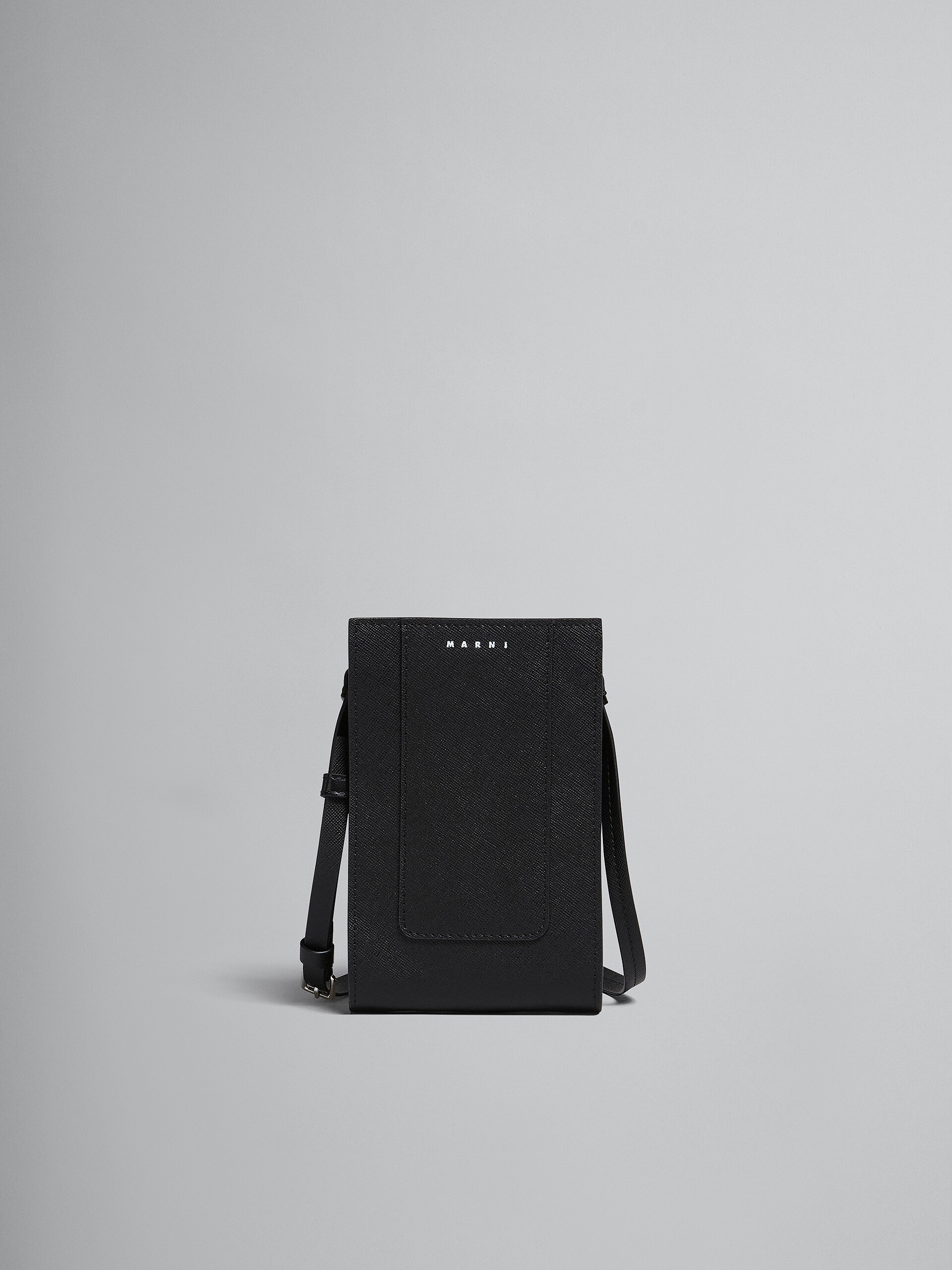Smartphone-Hülle aus schwarzem Saffiano-Leder - Brieftaschen & Kleinlederwaren - Image 1