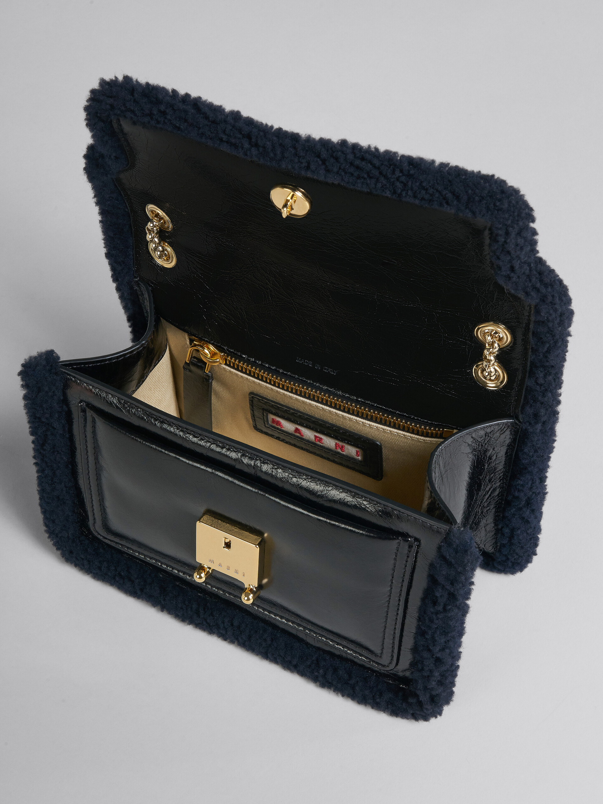 Trunk Envelope Chain in black leather and merinos - Shoulder Bags - Image 4