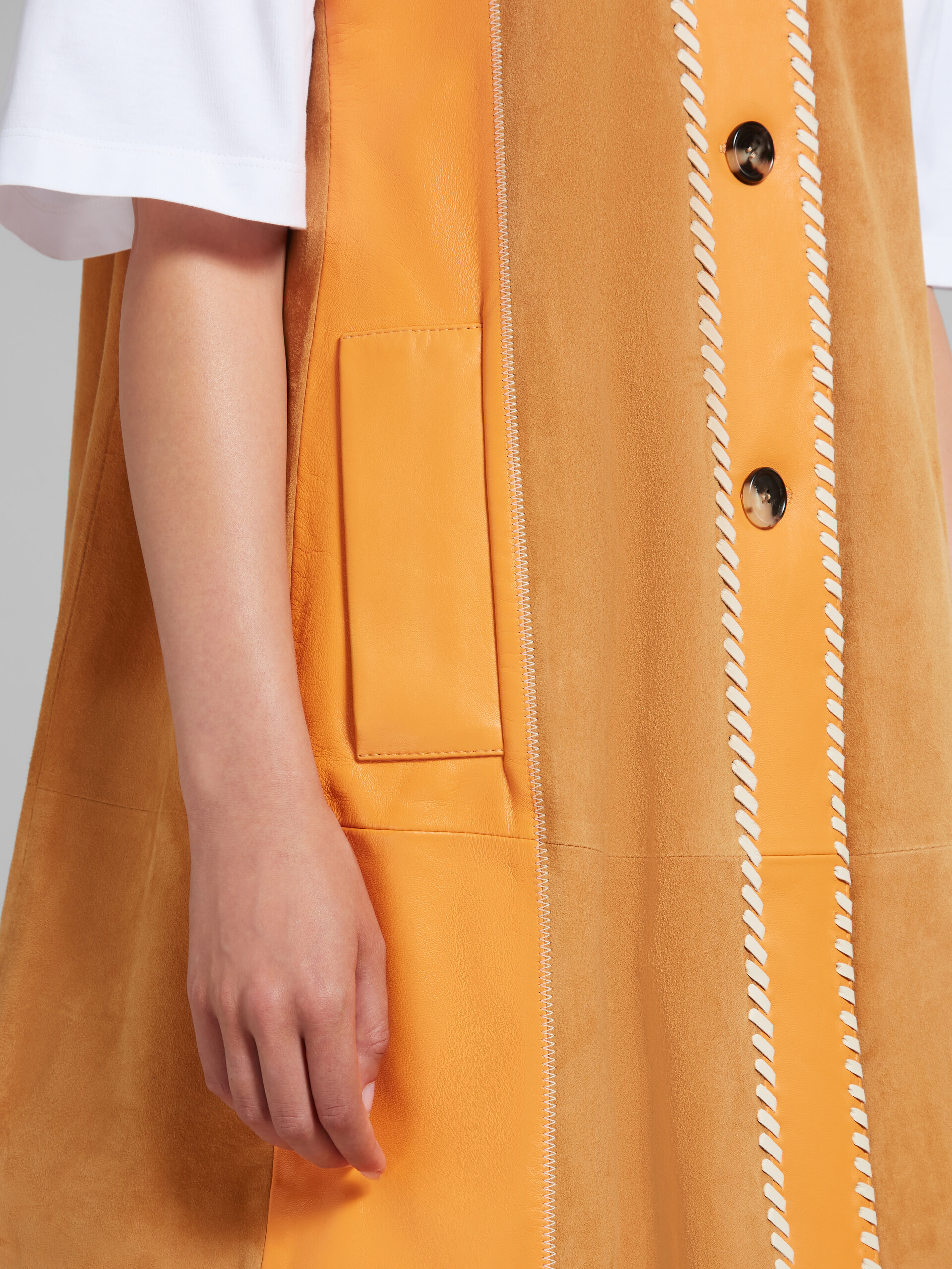 Orangefarbenes Patchwork-Kleid aus Wildleder und Nappaleder - Weste - Image 5