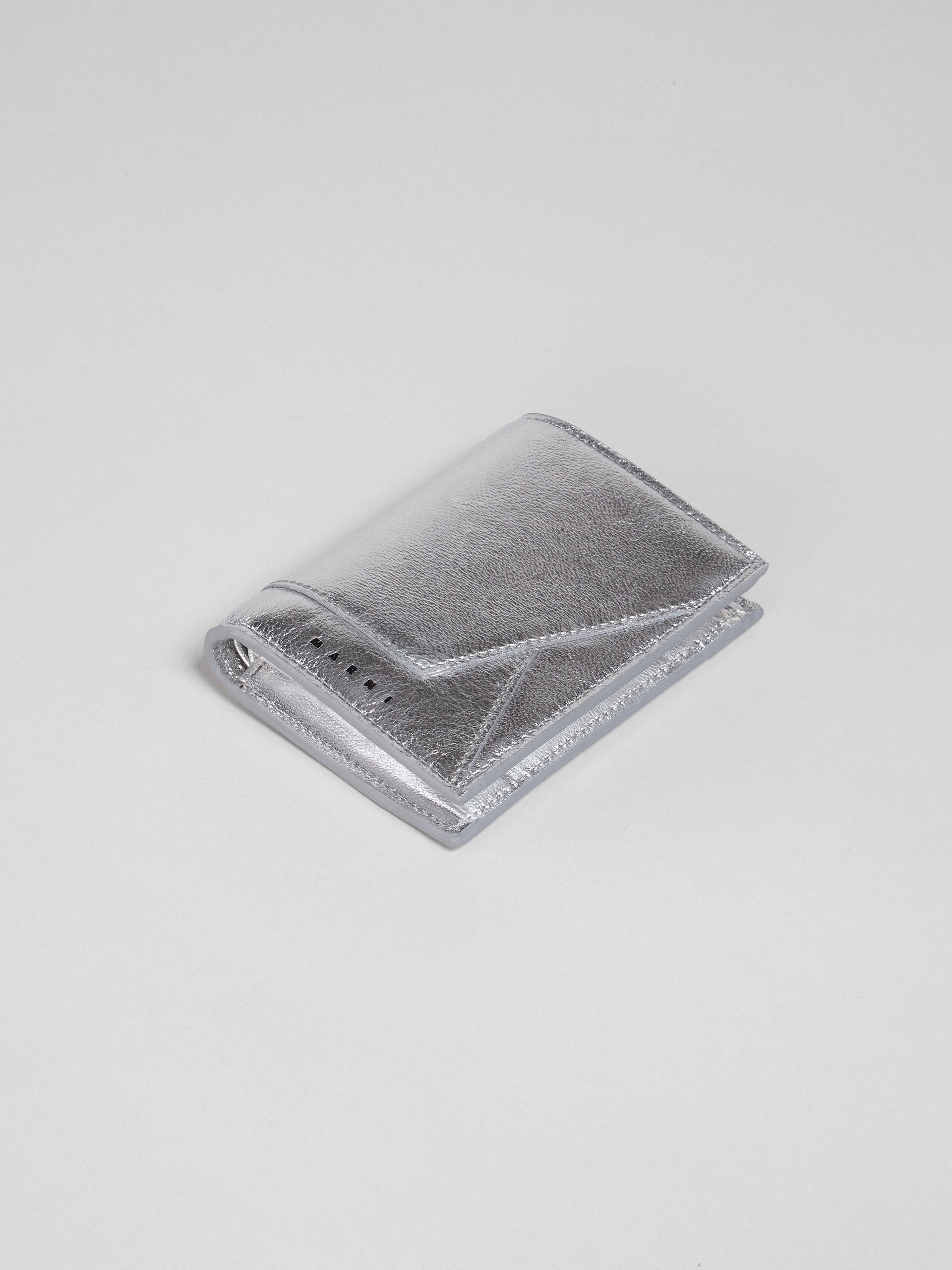 Portefeuille à deux volets en cuir nappa argent métallisé - Portefeuilles - Image 4