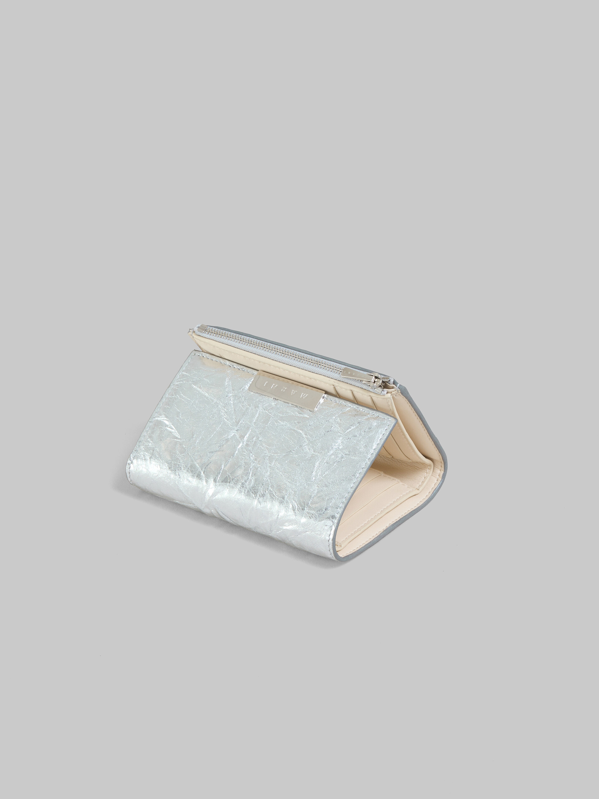 Dreifache Faltbrieftasche Prisma aus Leder in Silber - Brieftaschen - Image 4
