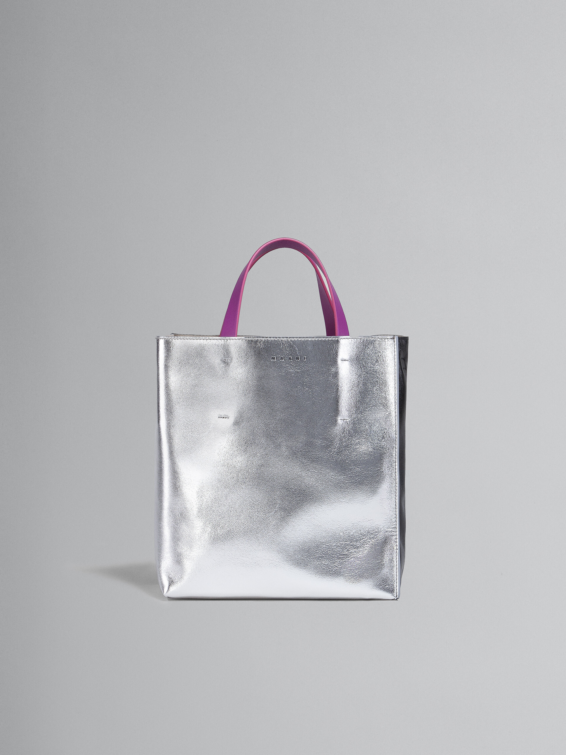 Silber-schwarz-fuchsiafarbene, kleine MUSEO SOFT Tasche aus Metallic-Leder - Shopper - Image 1