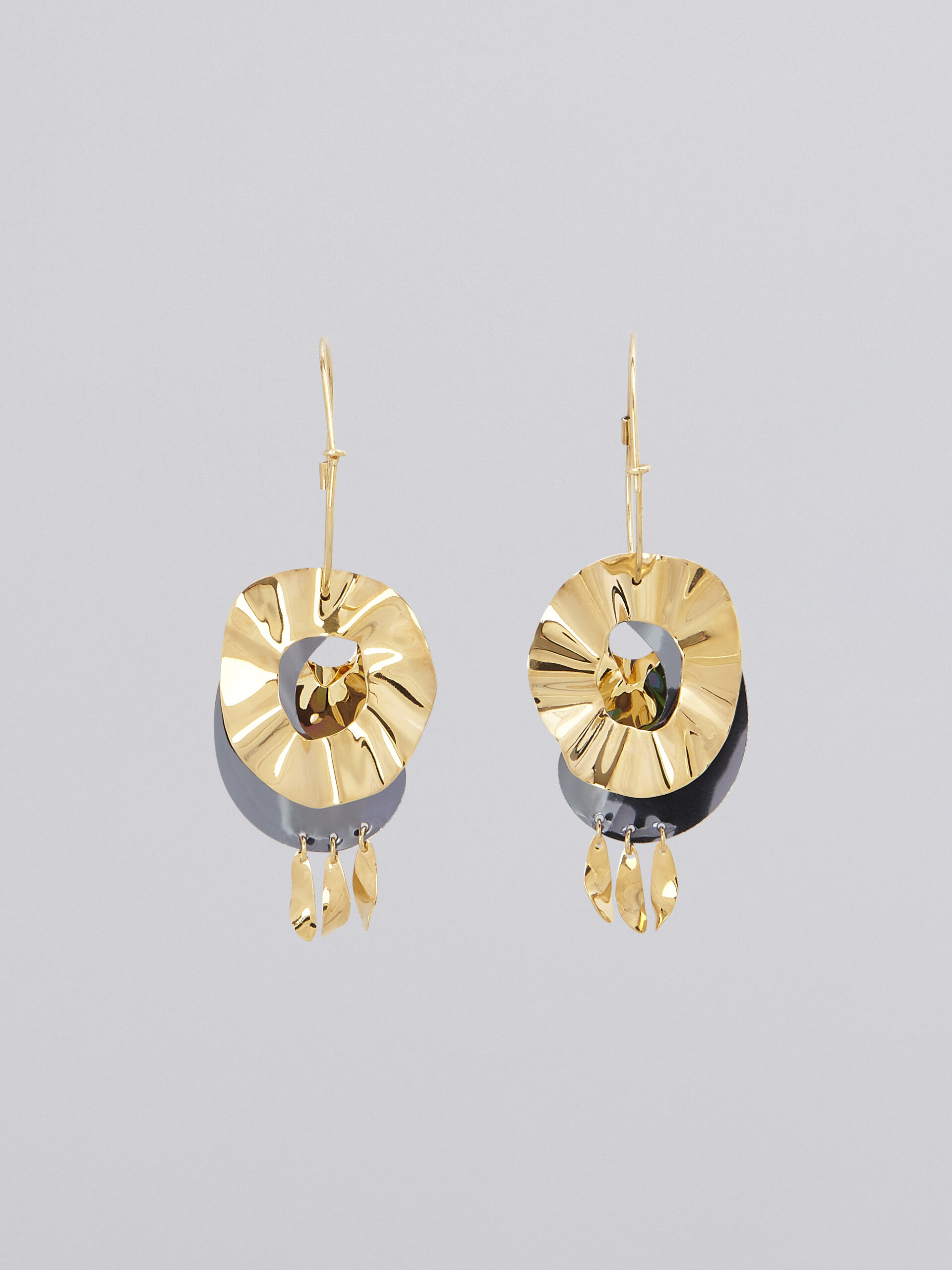 AIR earrings in brass with wavy disks - Earrings - Image 3