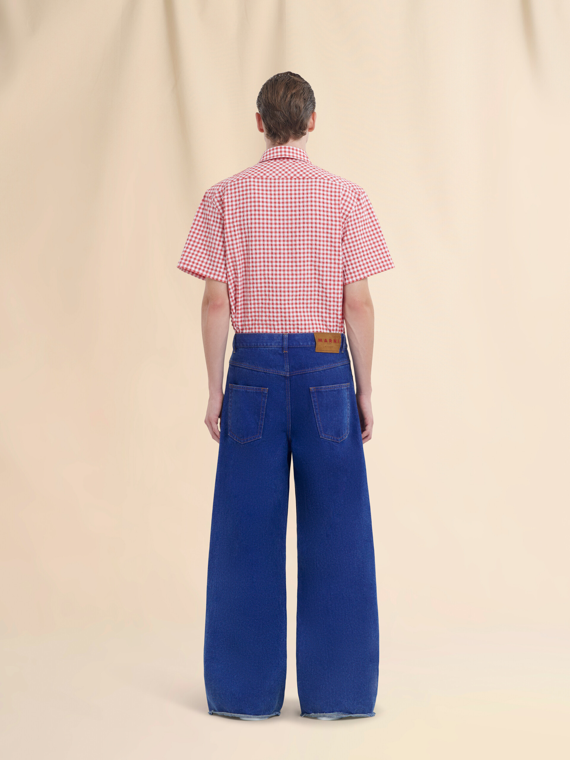 Jean taille basse en denim bleu avec ceinture en ruban rouge - Pantalons - Image 3