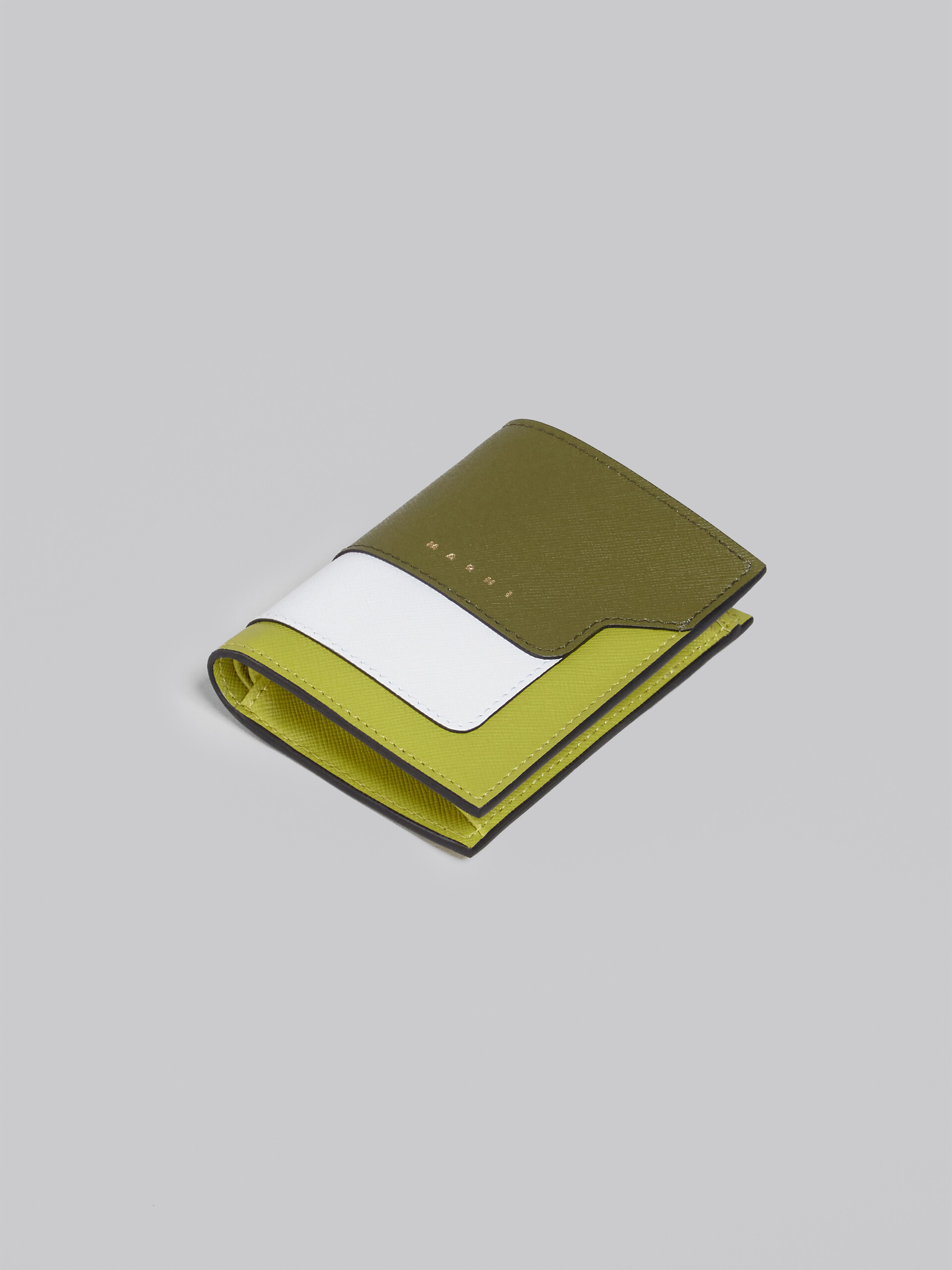 Farblich abgestimmte, grün-weiße Faltbrieftasche aus Saffianleder - Brieftaschen - Image 5