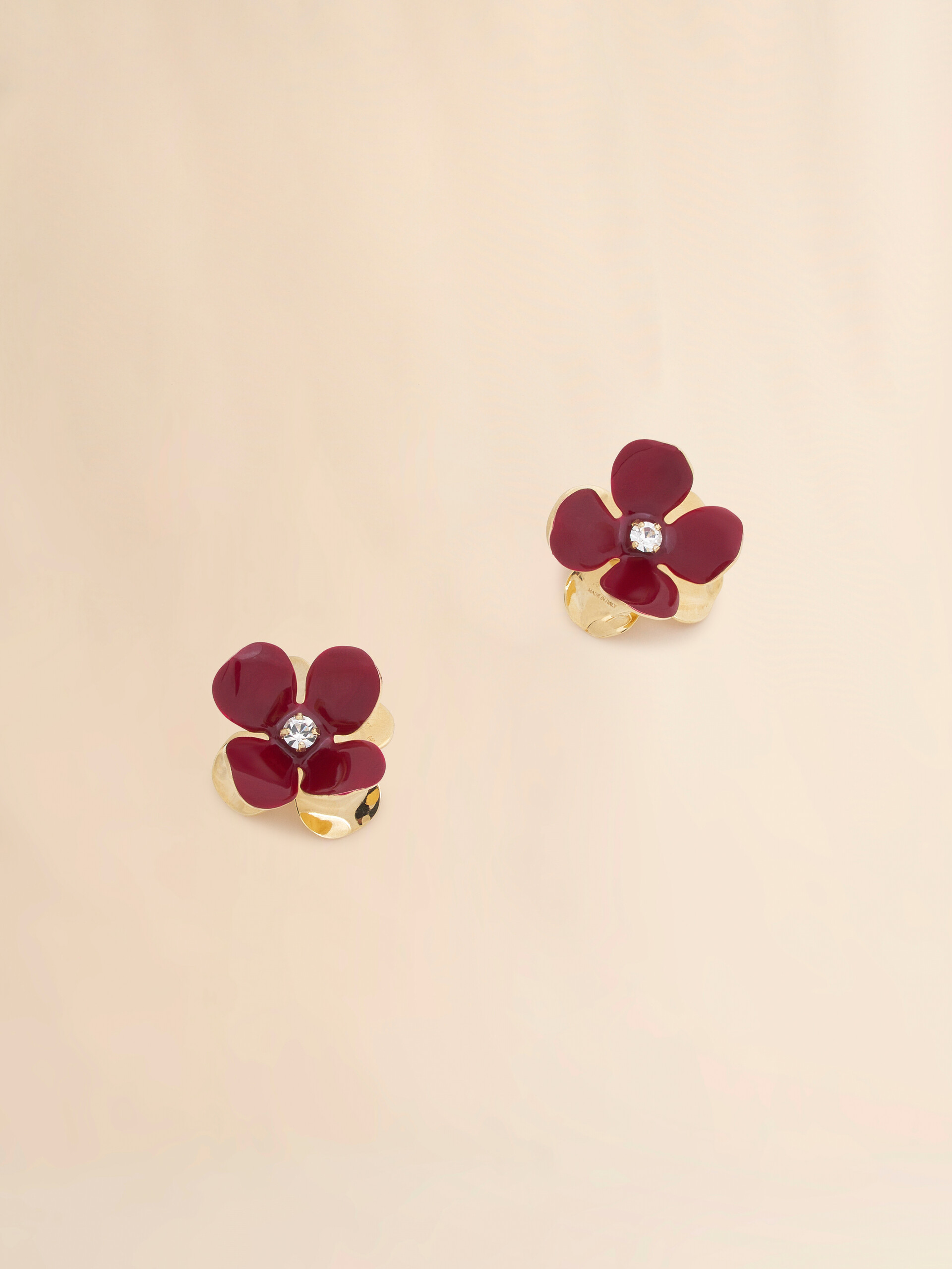 Boucles d'oreilles lobe avec fleur émaillée bordeaux - Boucles d’oreilles - Image 4