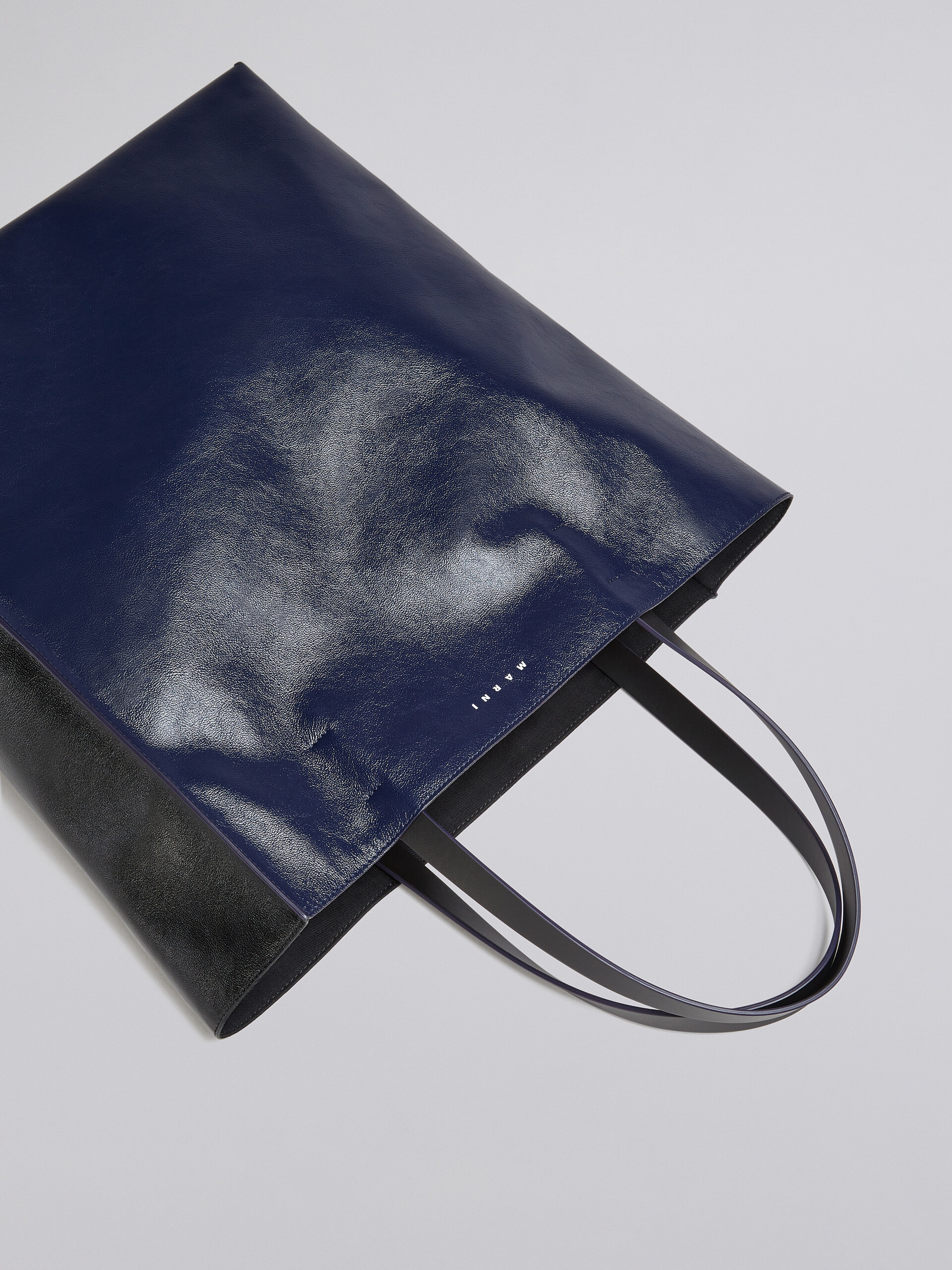 MUSEO SOFT bag grande in pelle lucida blu e nera - Borse shopping - Image 5