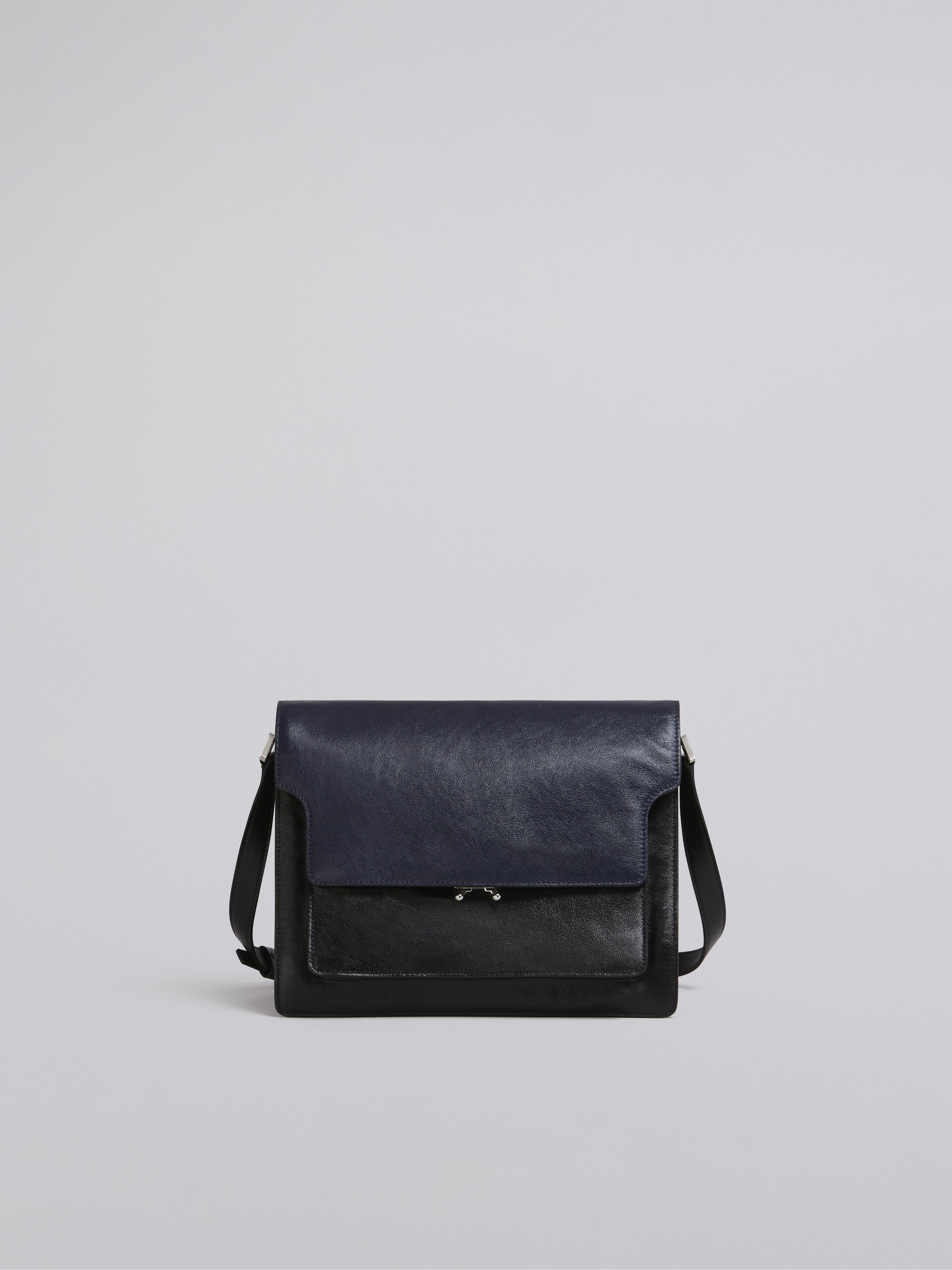 Sac TRUNK SOFT en cuir de veau bicolore bleu et noir