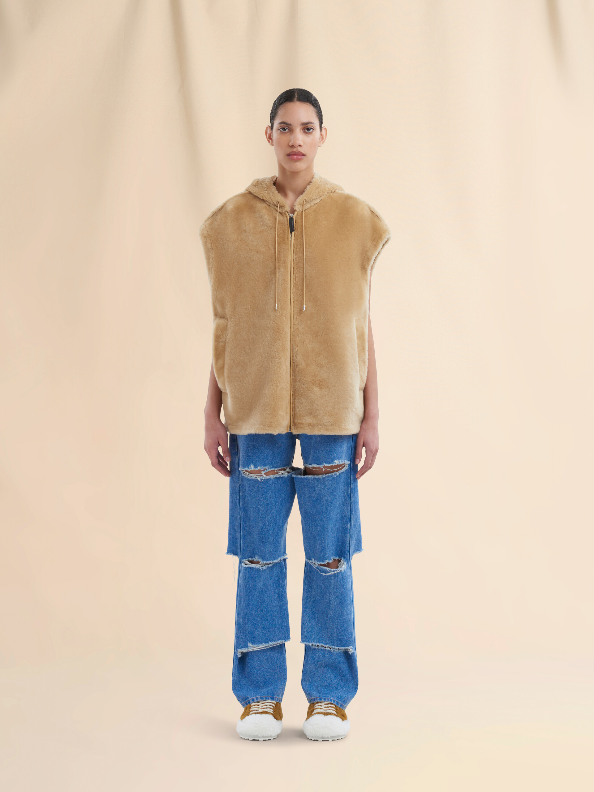 Gilet con cappuccio in shearling rasato marrone - Gilet - Image 2