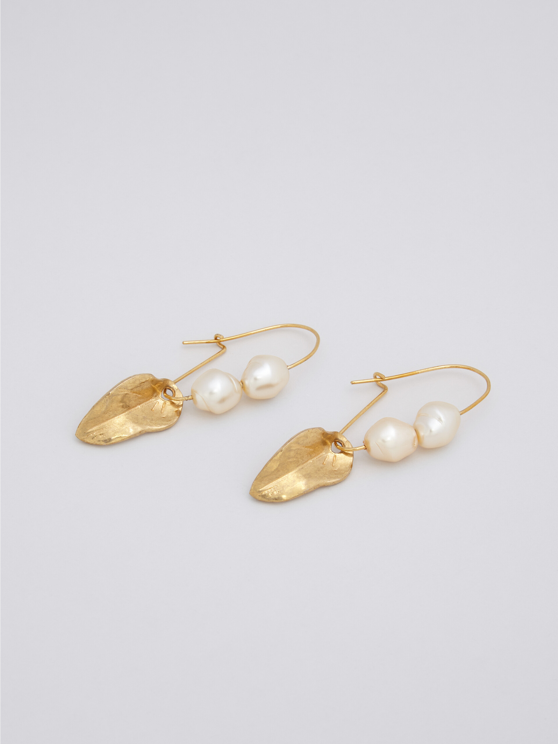 NATURE leverback earrings in gold-tone metal with pearls and leaf - Earrings - Image 3
