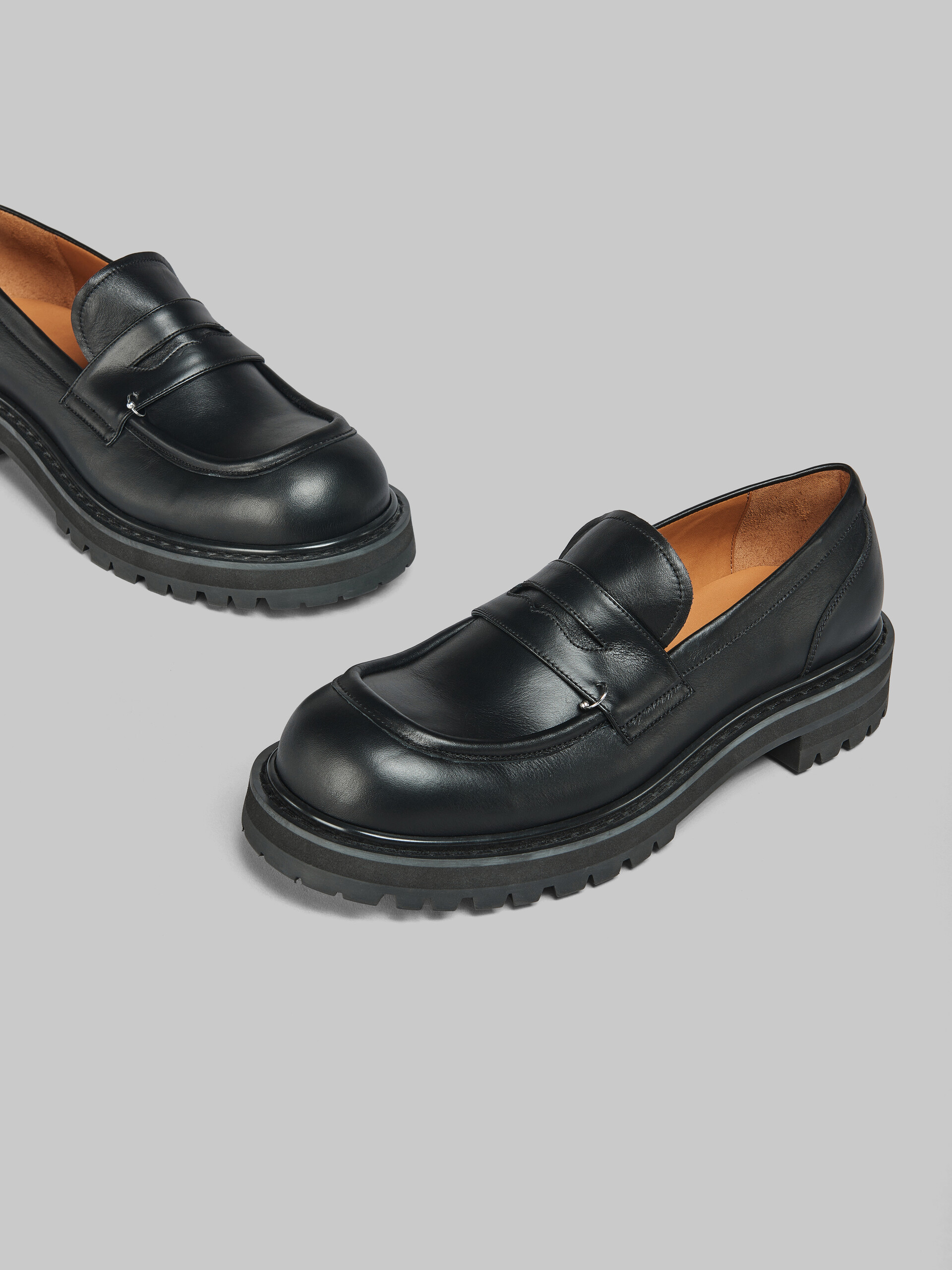 Black leather chunky loafer with piercings - Mocassin - Image 5