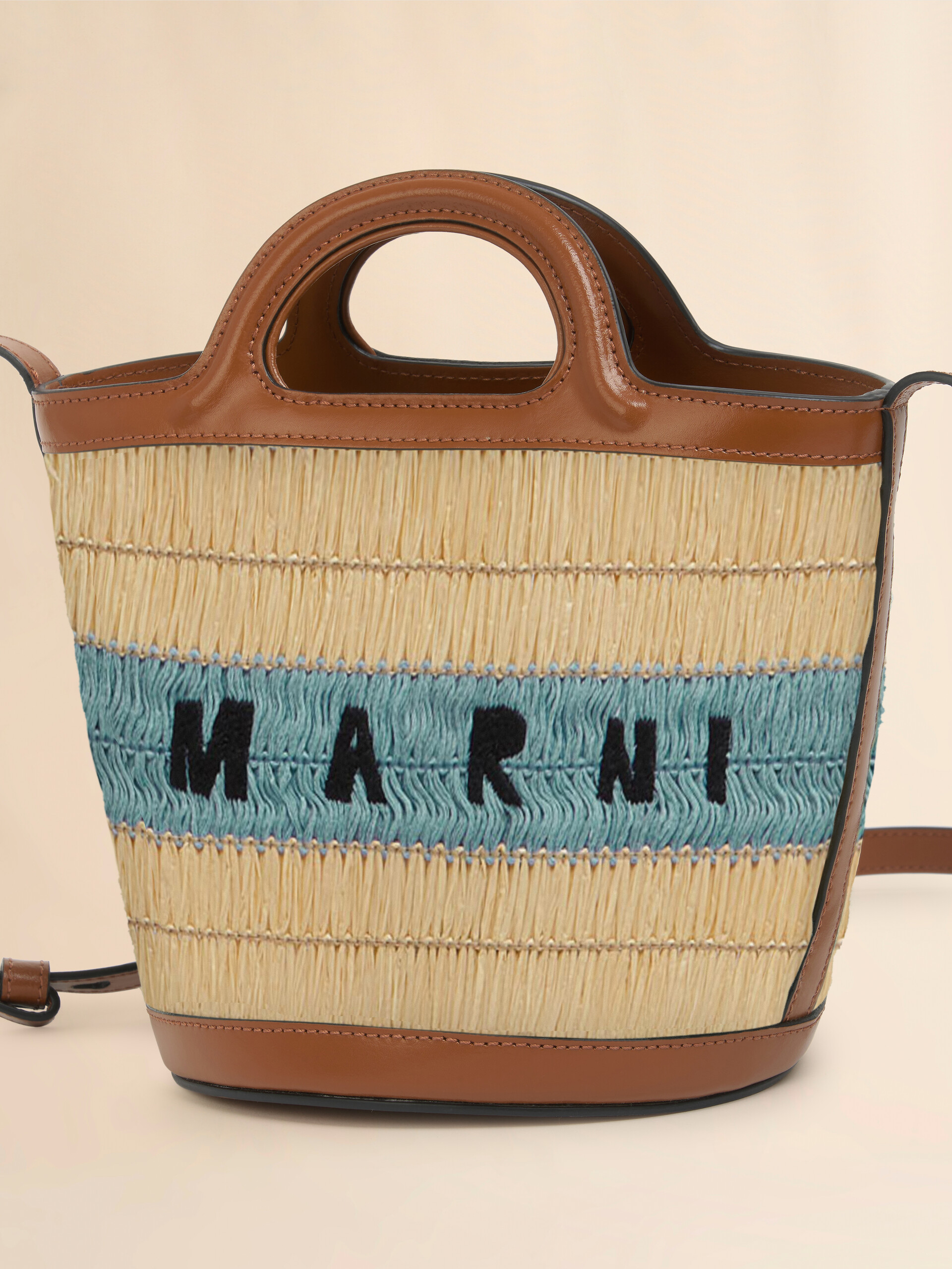 Mini-Eimertasche Tropicalia aus Stoff mit Bast-Optik und blauem Häkeleinsatz - Schultertaschen - Image 5