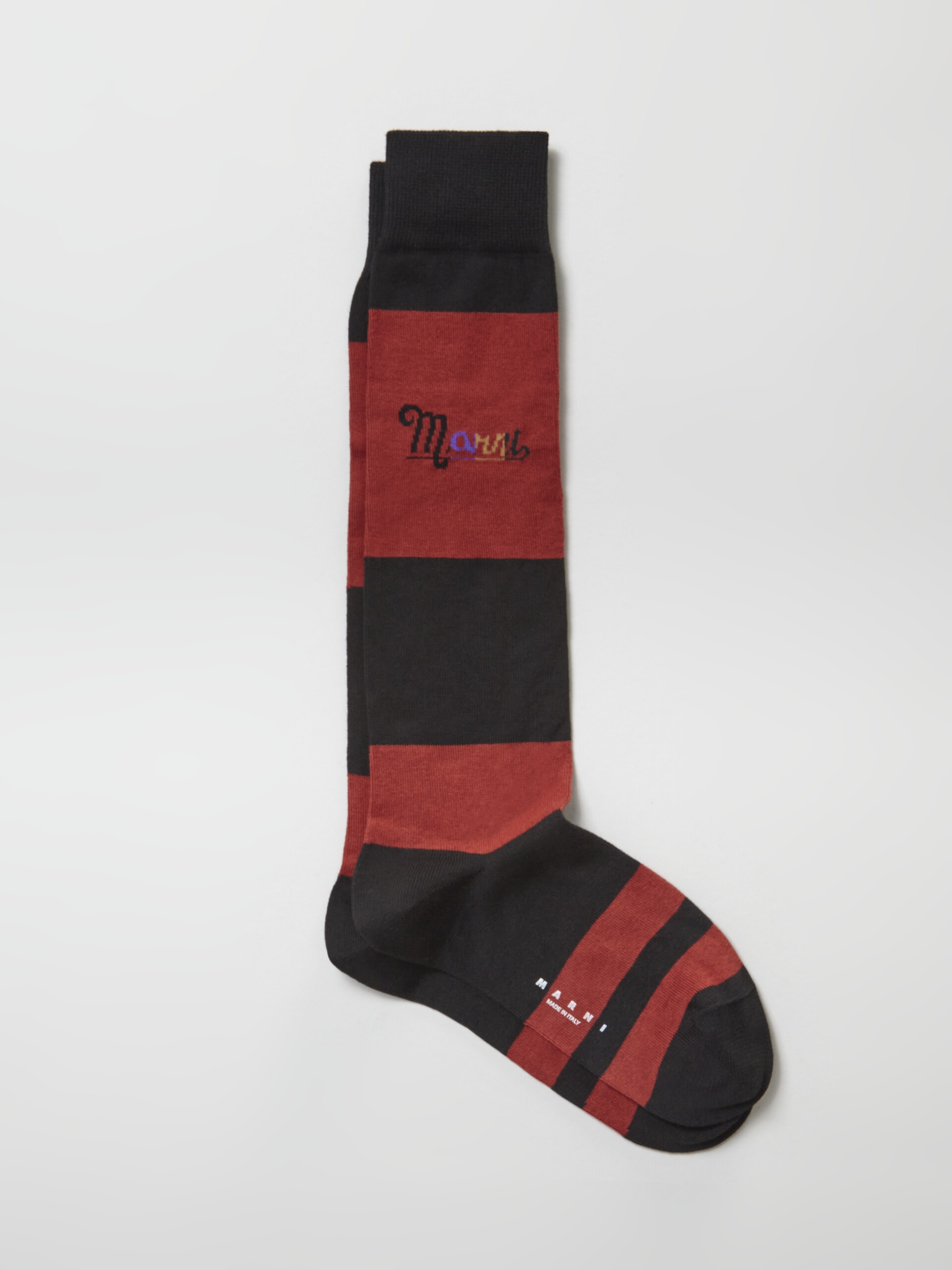 Calza in cotone rigato con logo intarsio arcobaleno nero e rosso - Calze - Image 1