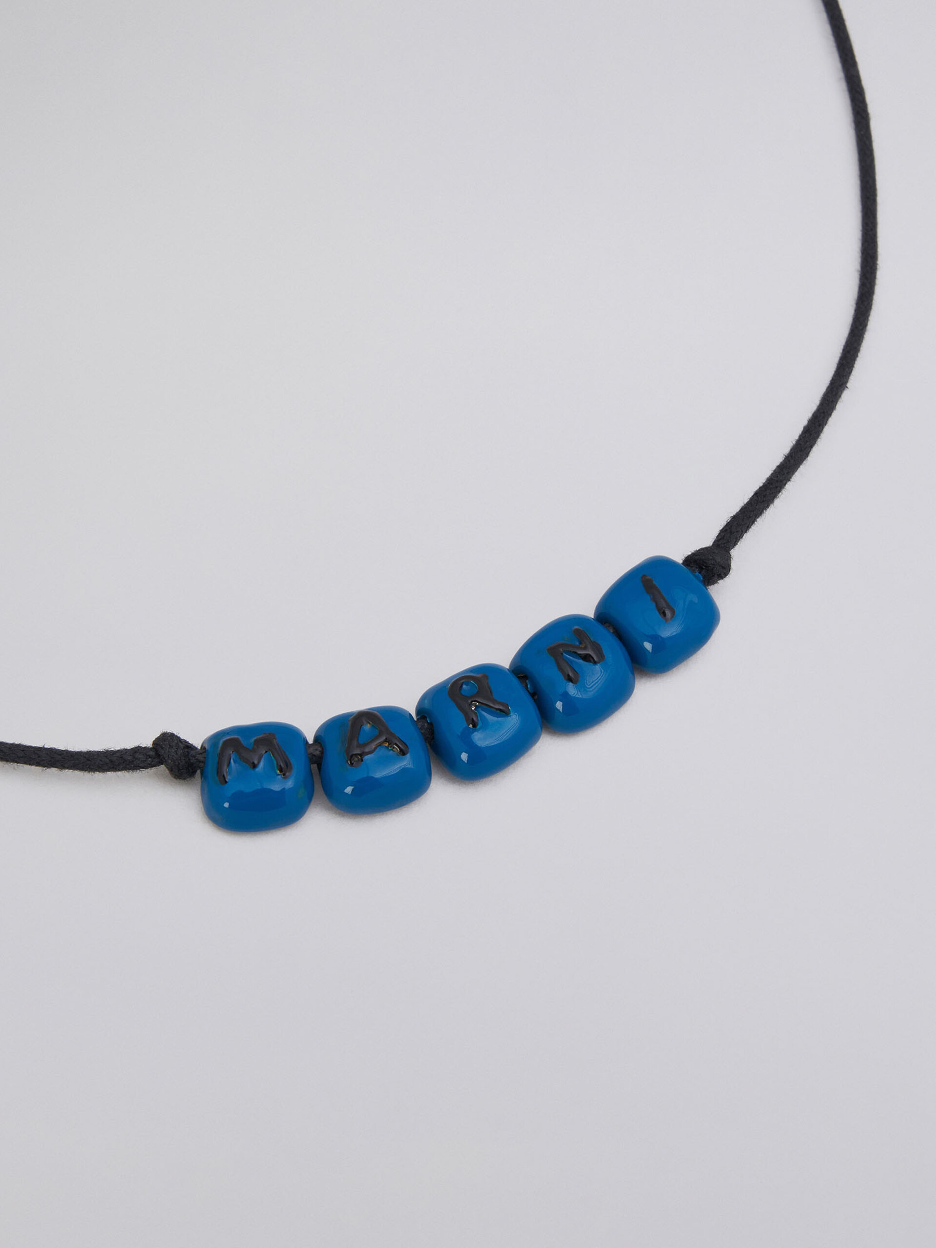Collar con logotipo azul - Collares - Image 4