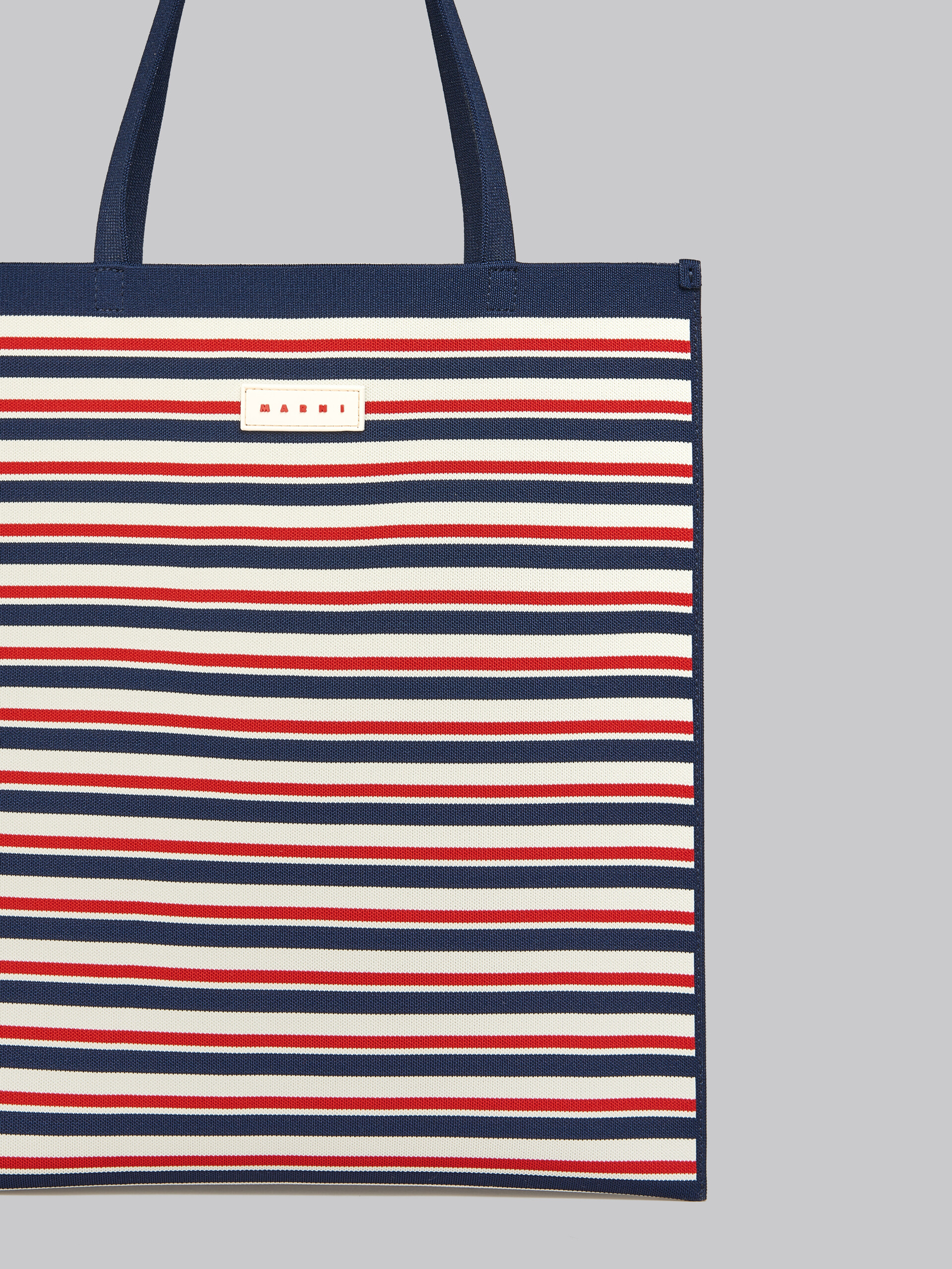 Flache Tote Bag aus Jacquard mit Streifen in Marineblau, Weiß und Rot - Shopper - Image 5
