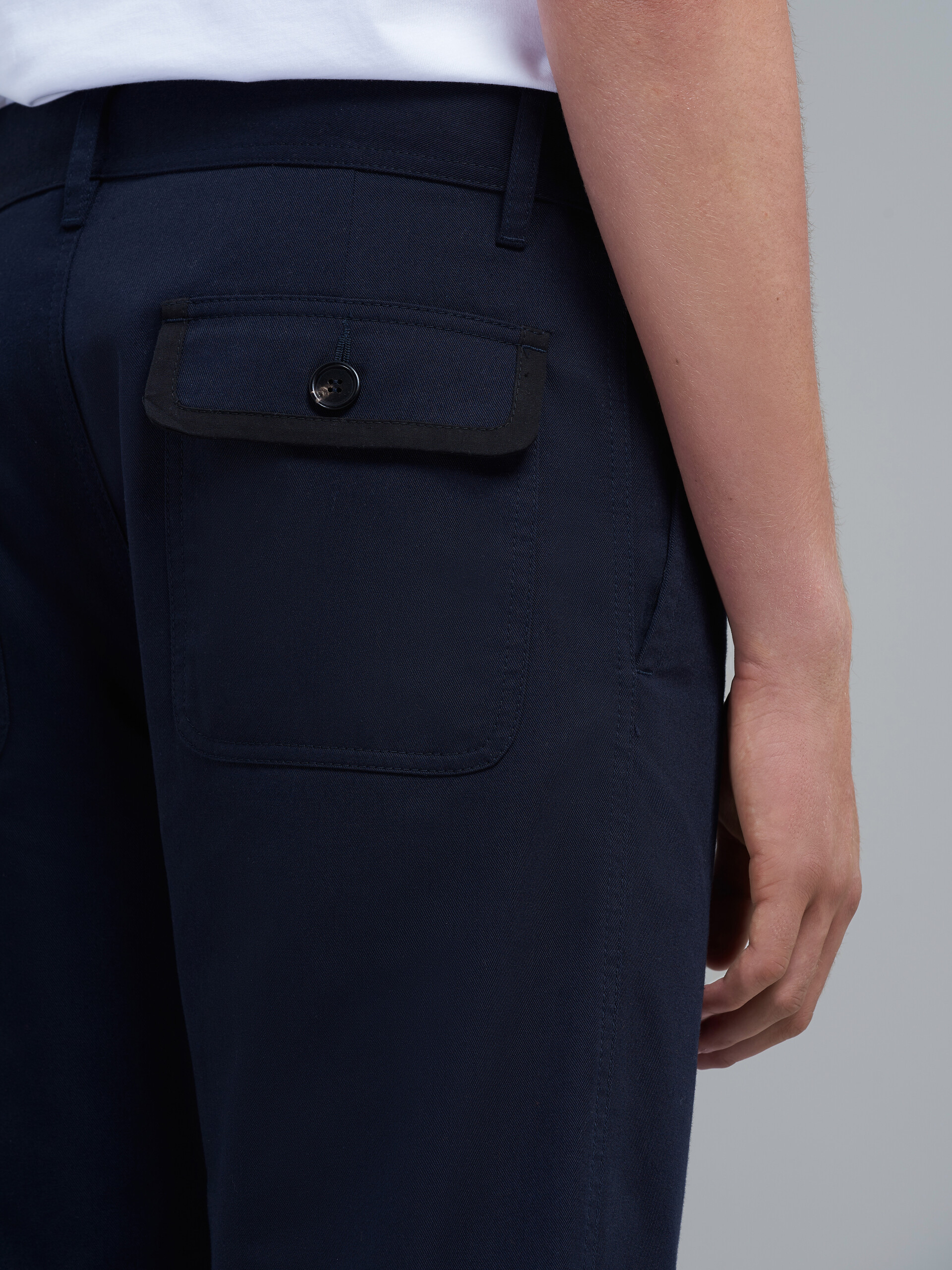 Kurz geschnittene Hose aus Gabardine und Baumwolltwill - Hosen - Image 4