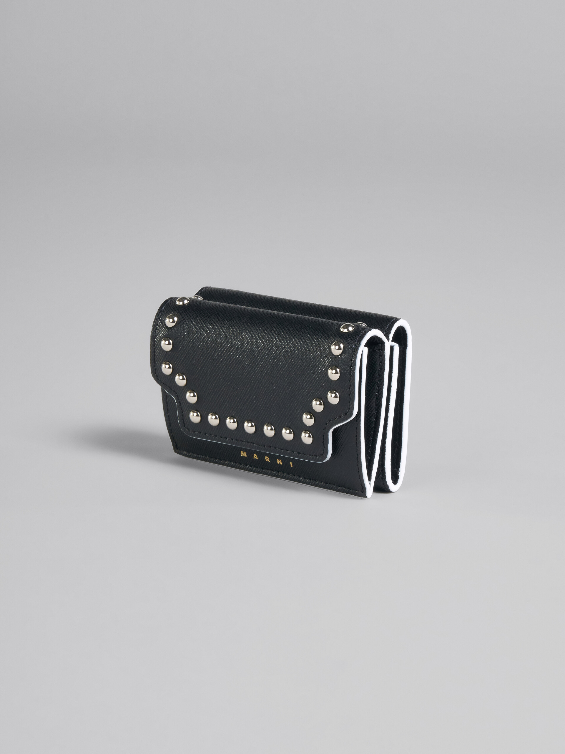 Dreifache Faltbrieftasche aus schwarzem Saffiano-Leder mit Nieten - Brieftaschen - Image 4