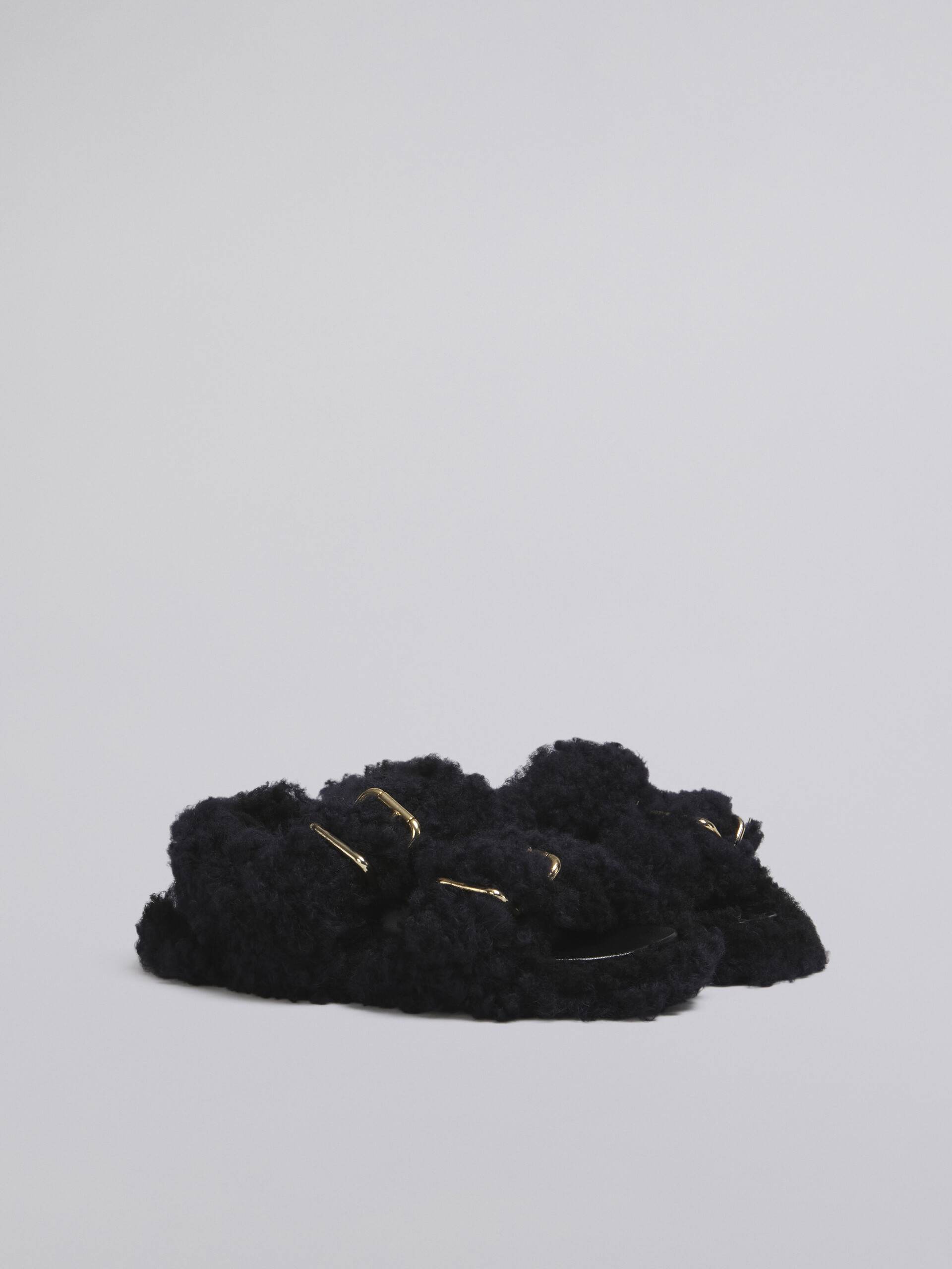 Fußbett-Sandale mit Doppelschnalle aus schwarzem Shearling - Sandalen - Image 2