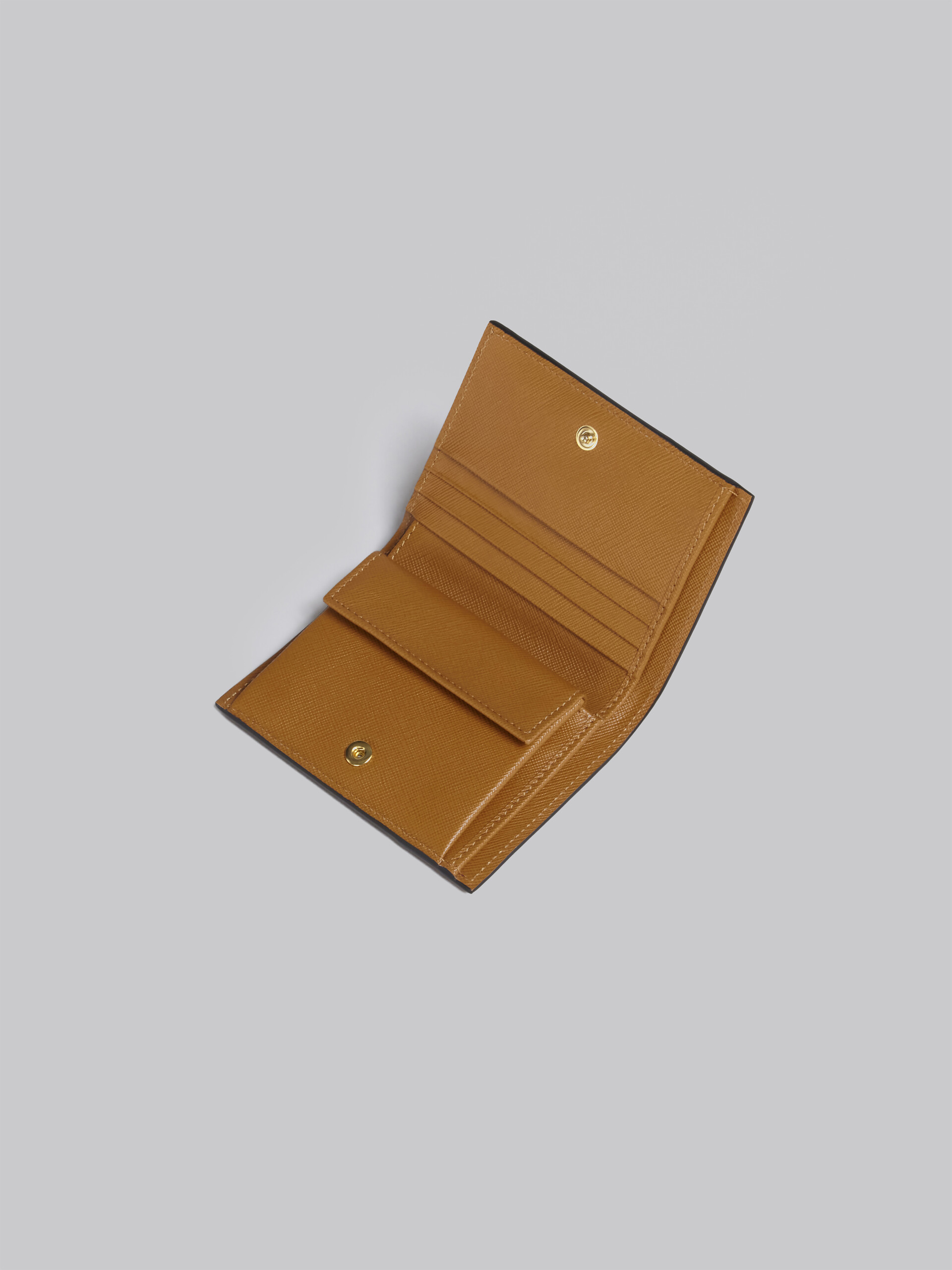 Portafoglio bi-fold in saffiano rosso bianco e marrone - Portafogli - Image 4