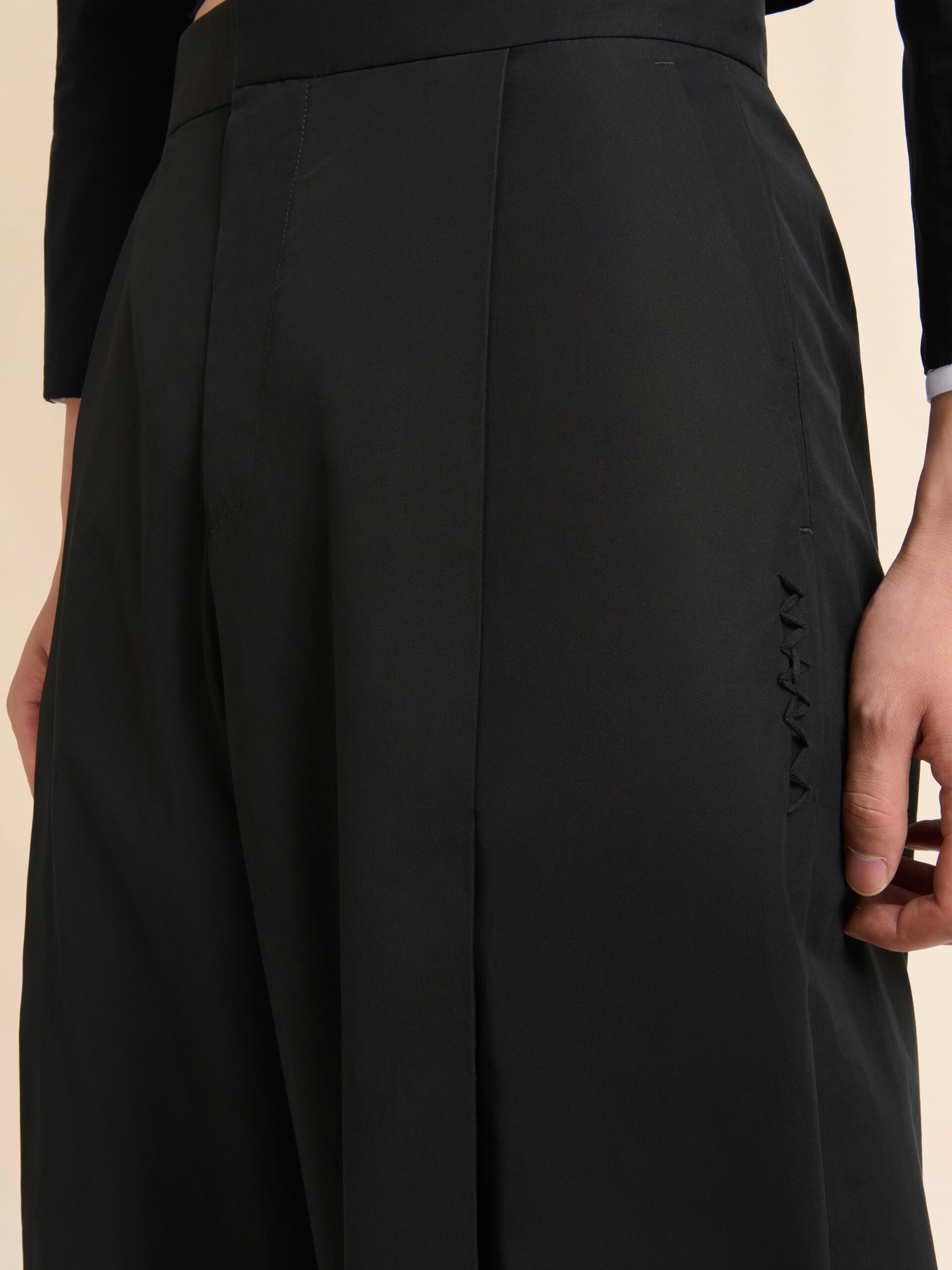 Pantaloni in popeline nero con maxi pieghe - Pantaloni - Image 4