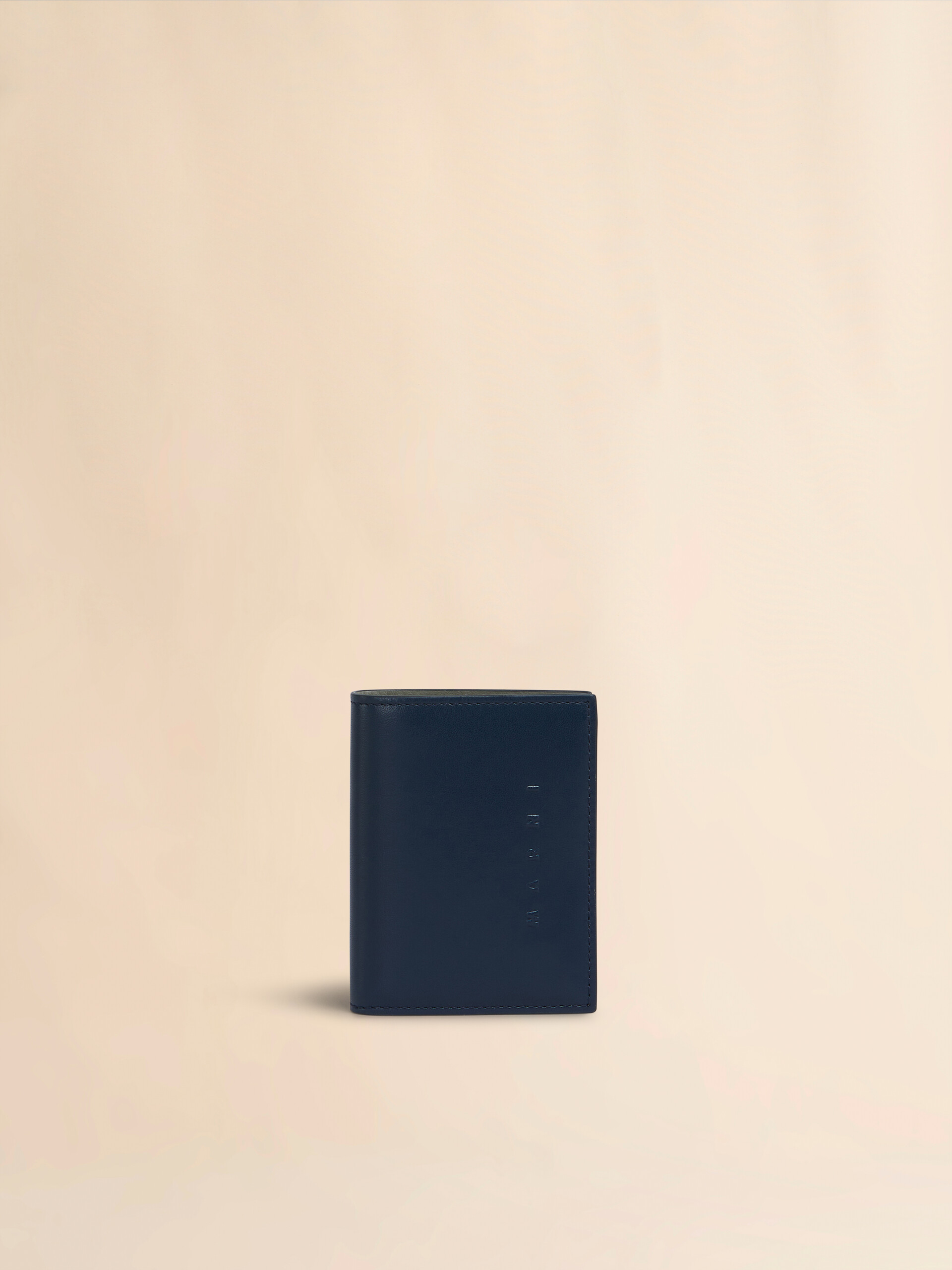 青い
