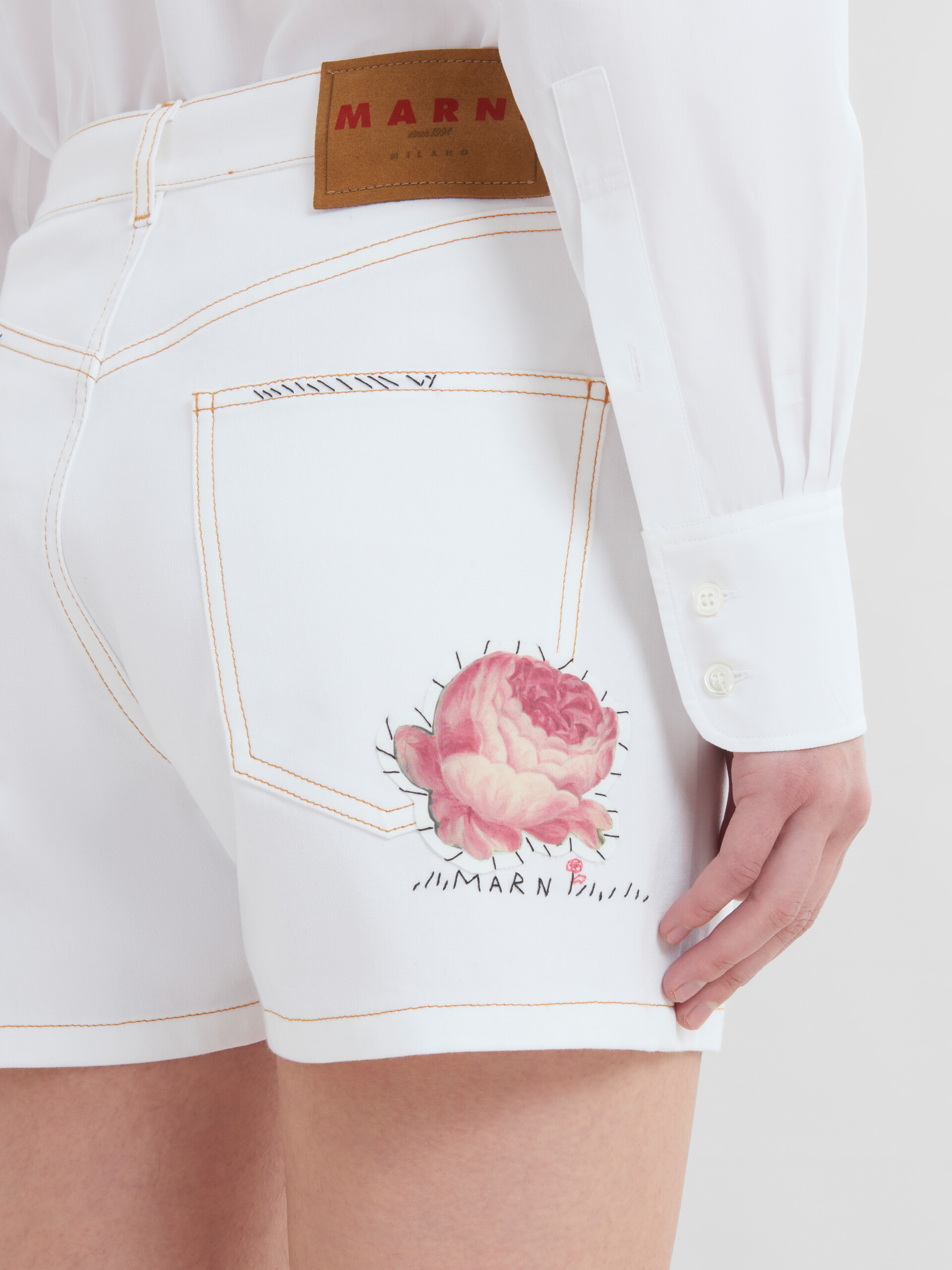 Pantalón corto de denim blanco con parches en forma de flor - Pantalones - Image 4