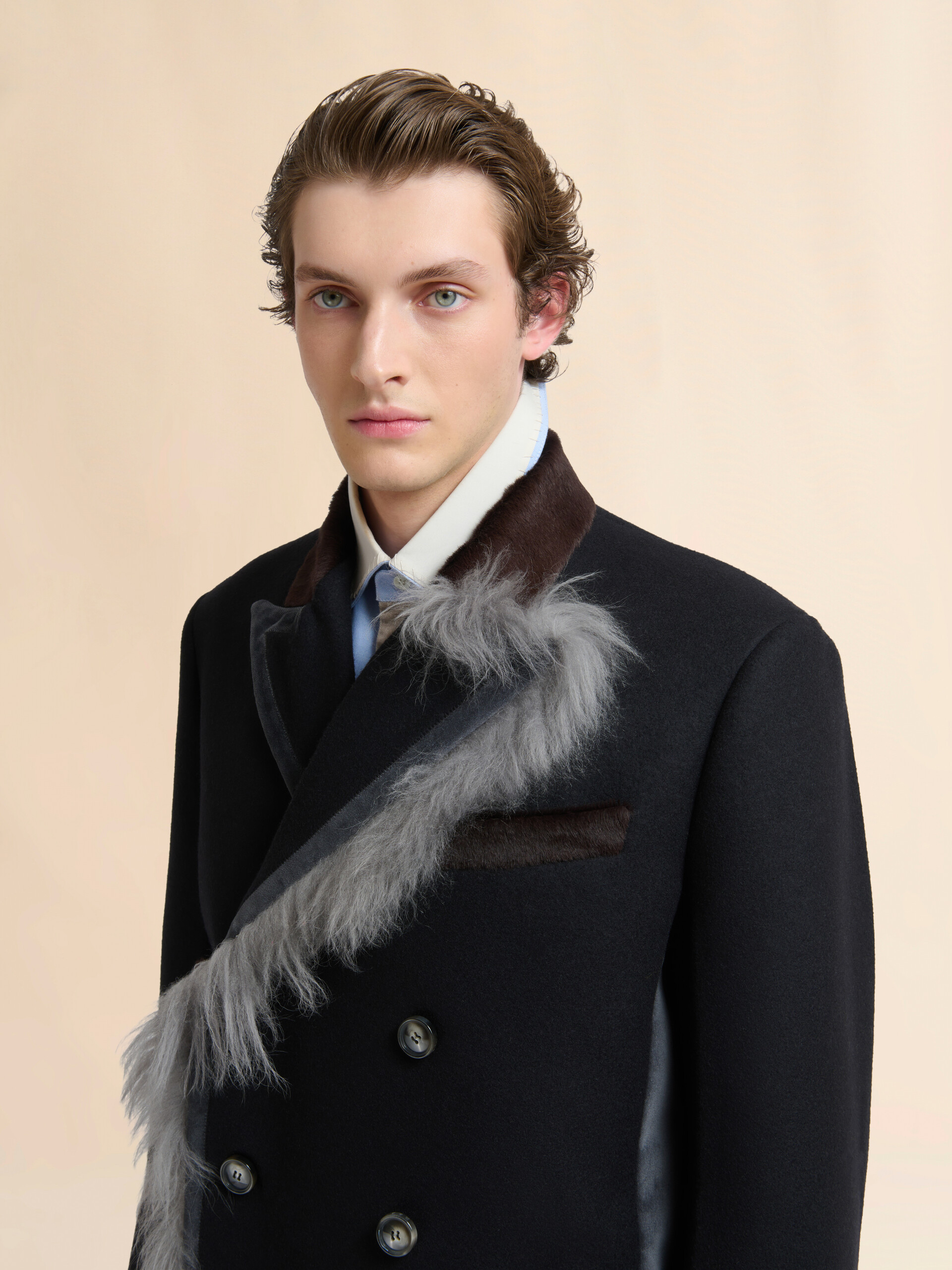 Cappotto in feltro di lana nera con bordo in pelliccia - Cappotti - Image 4