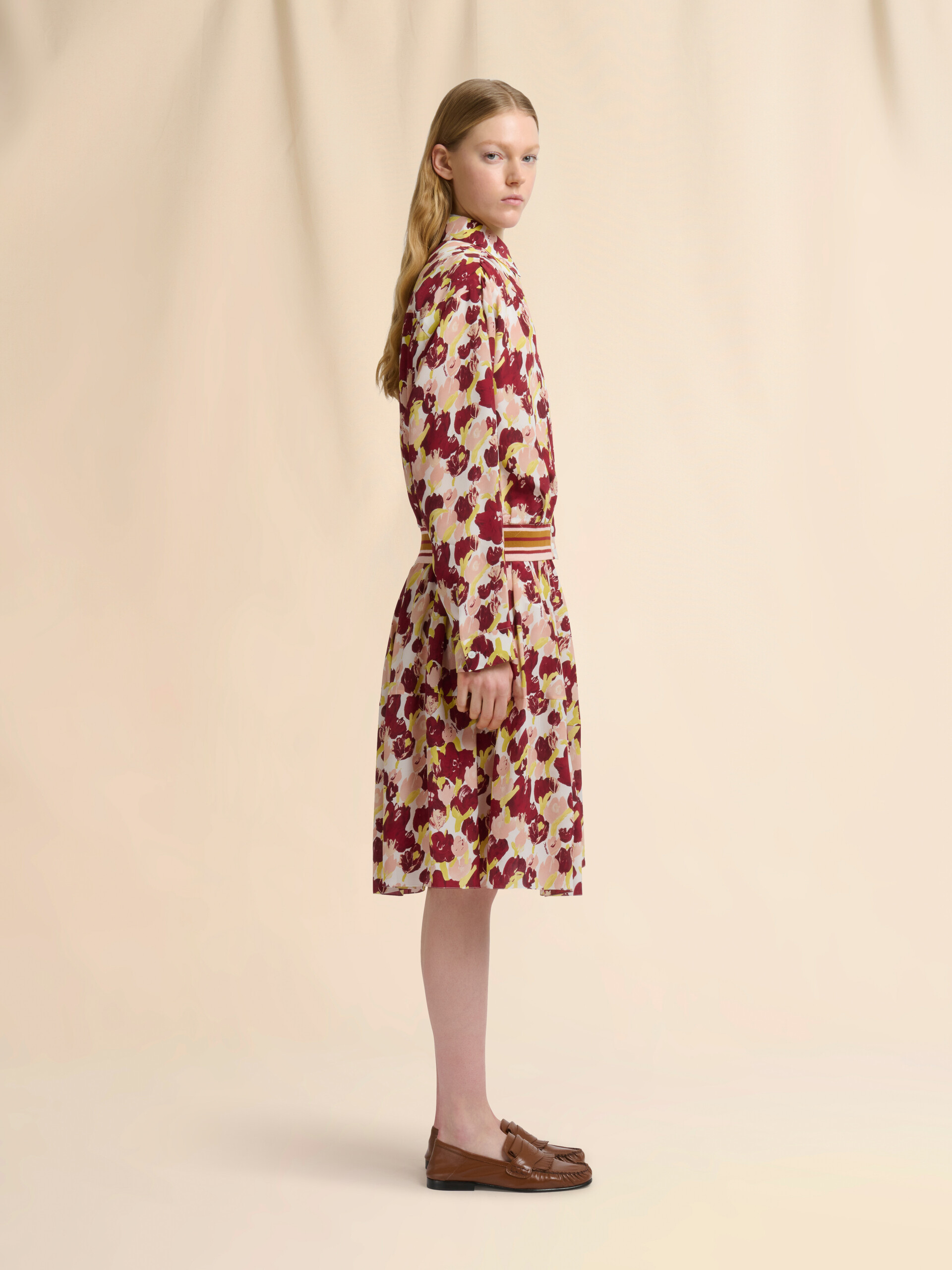 Falda plisada de seda con estampado Secret Bouquet en rosa y burdeos - Faldas - Image 5