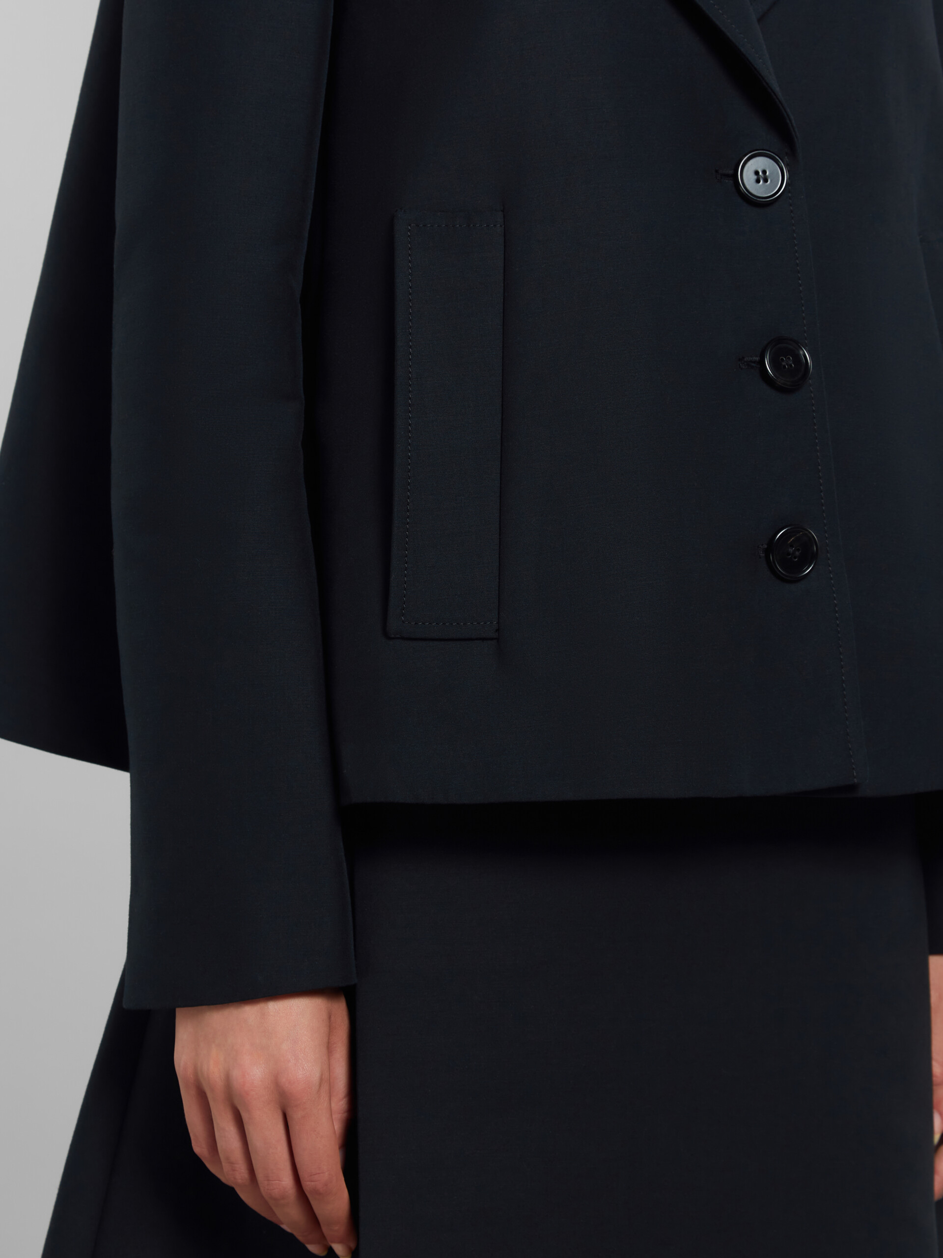 Schwarze Jacke in A-Linie aus Cady mit Falte auf der Rückseite - Jacken - Image 5