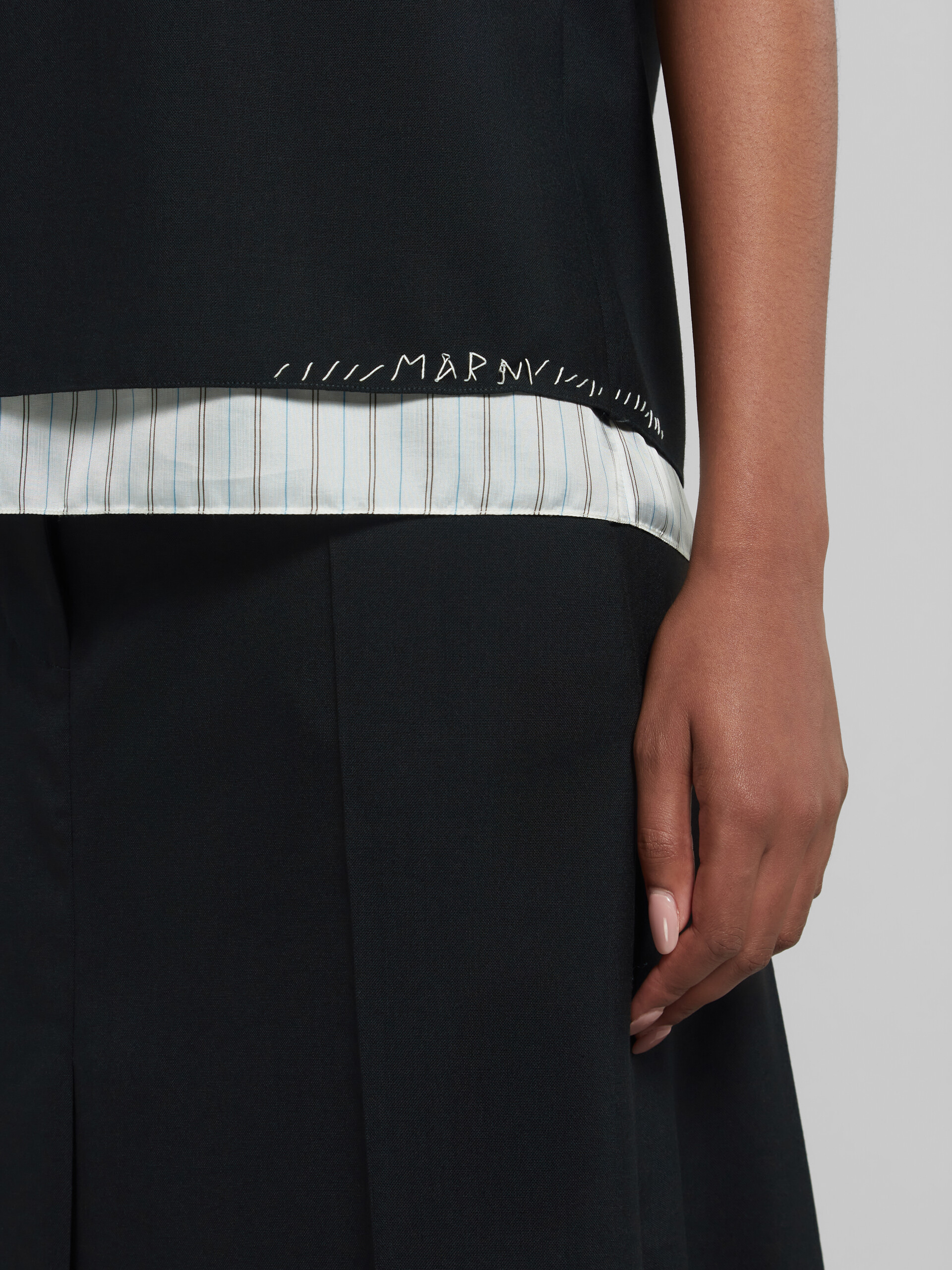 ブラック トロピカルウール製 ノースリーブトップス、マルニメンディング装飾 - シャツ - Image 4