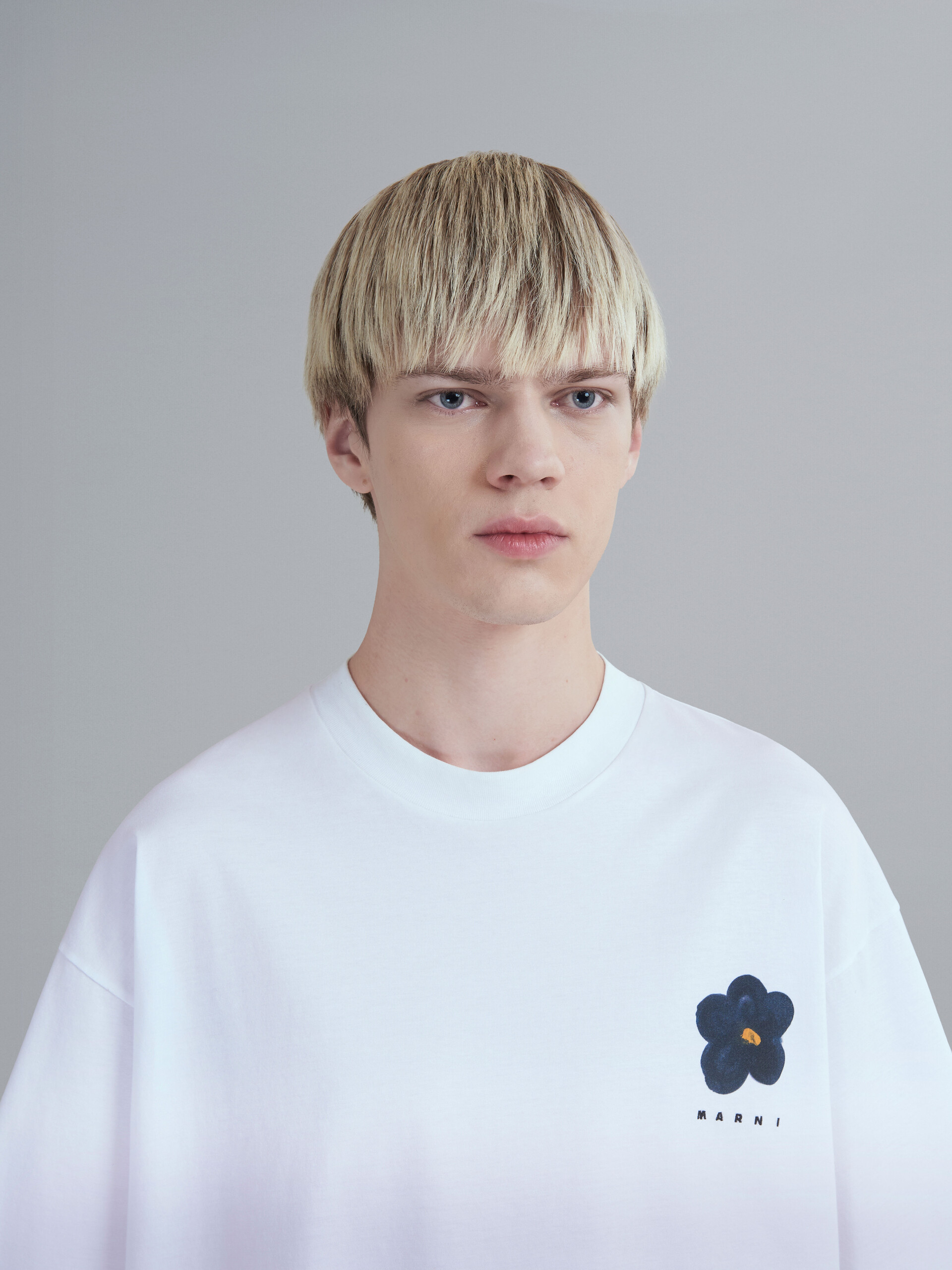 T-Shirt mit Rundhalsausschnitt aus weißem Jersey mit Black Daisy-Print - T-shirts - Image 4