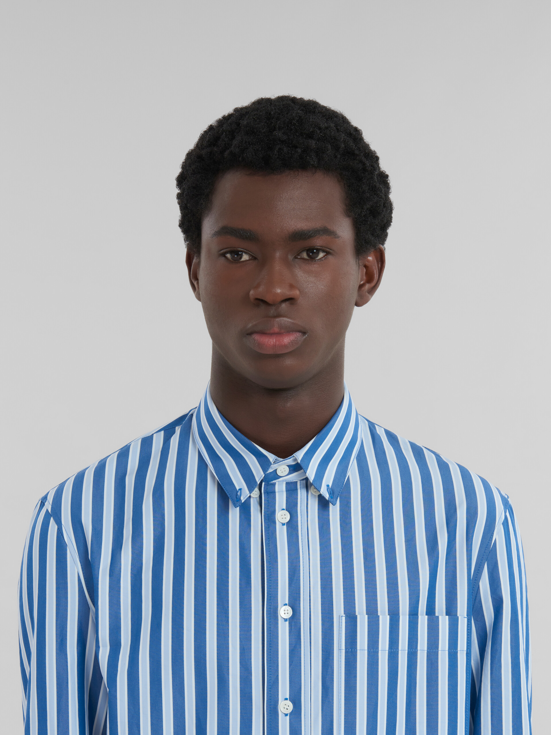 Camisa azul corta de popelina ecológica a rayas - Camisas - Image 4
