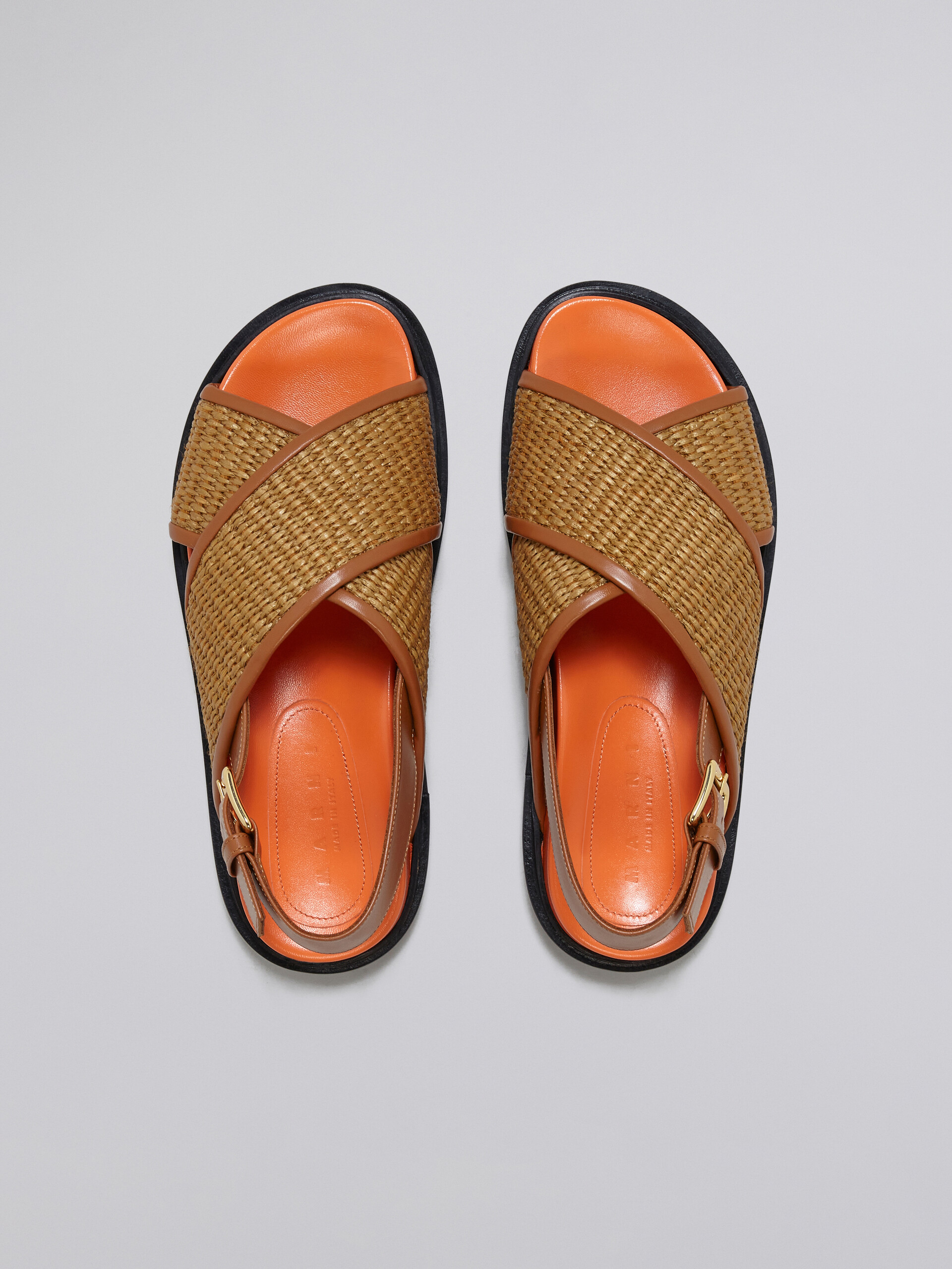 Fußbett-Sandale aus braunem Raffiabast und Leder - Sandalen - Image 4