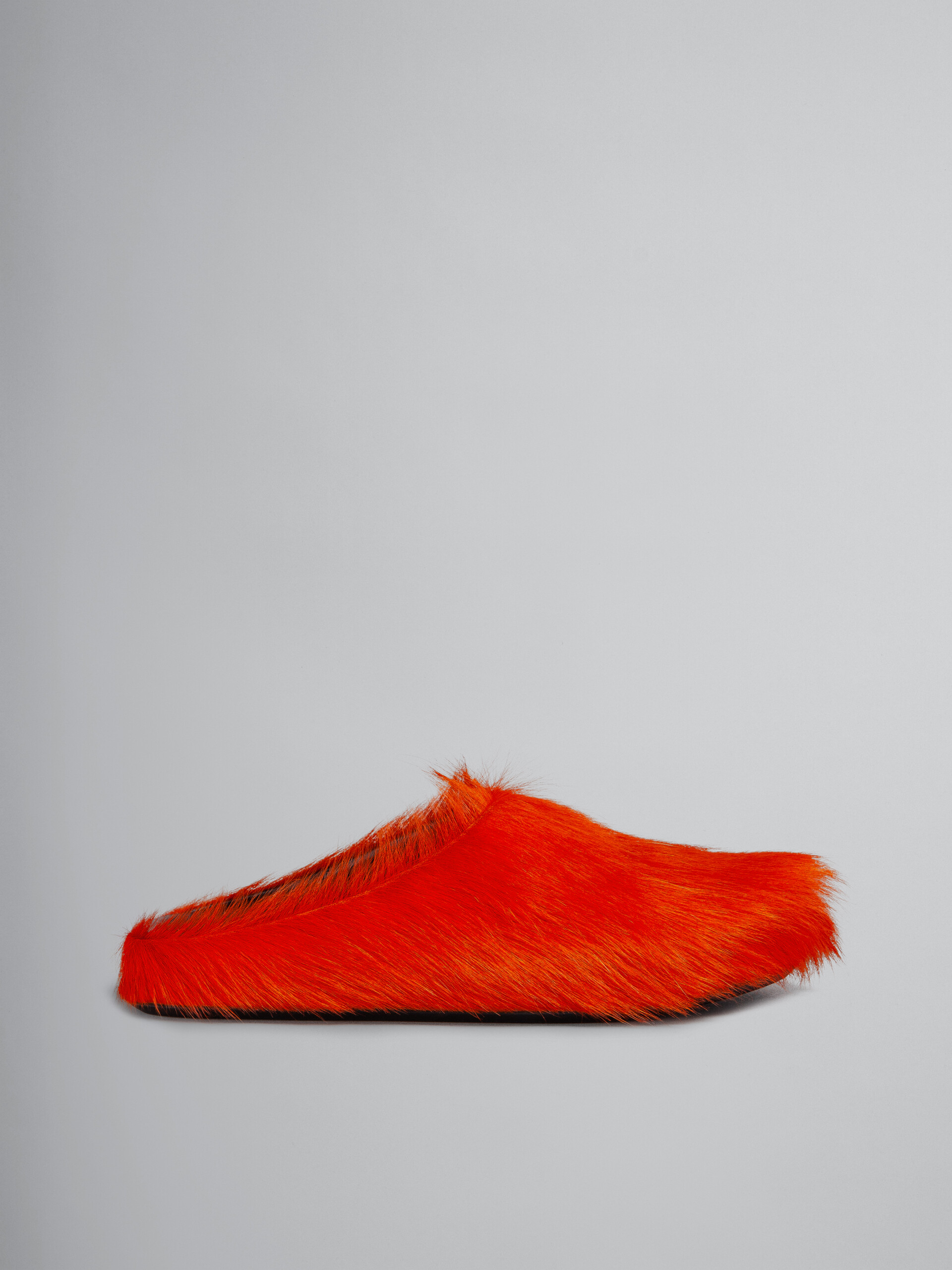 Orangefarbener Fußbett-Sabot mit langem Kalbsfell - Holzschuhe - Image 1