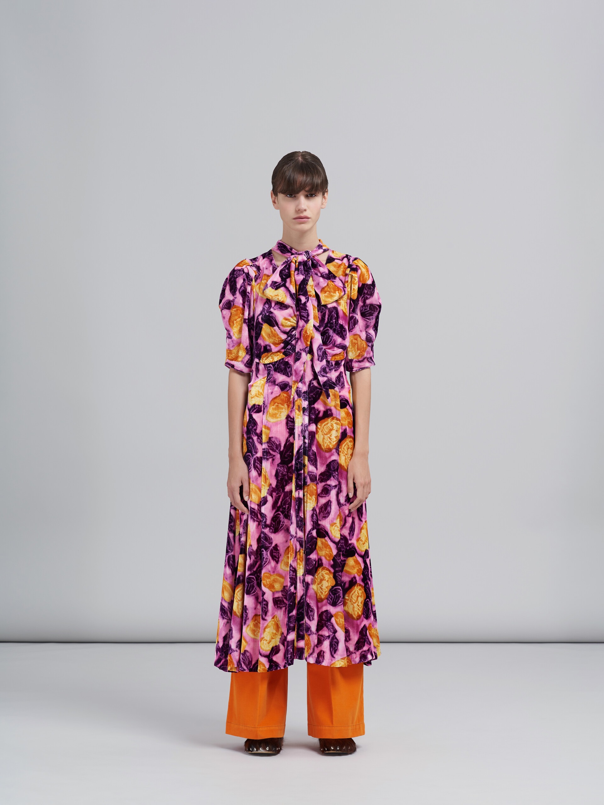 Kleid aus fließendem Samt mit Morgenblüten-Print - Kleider - Image 2