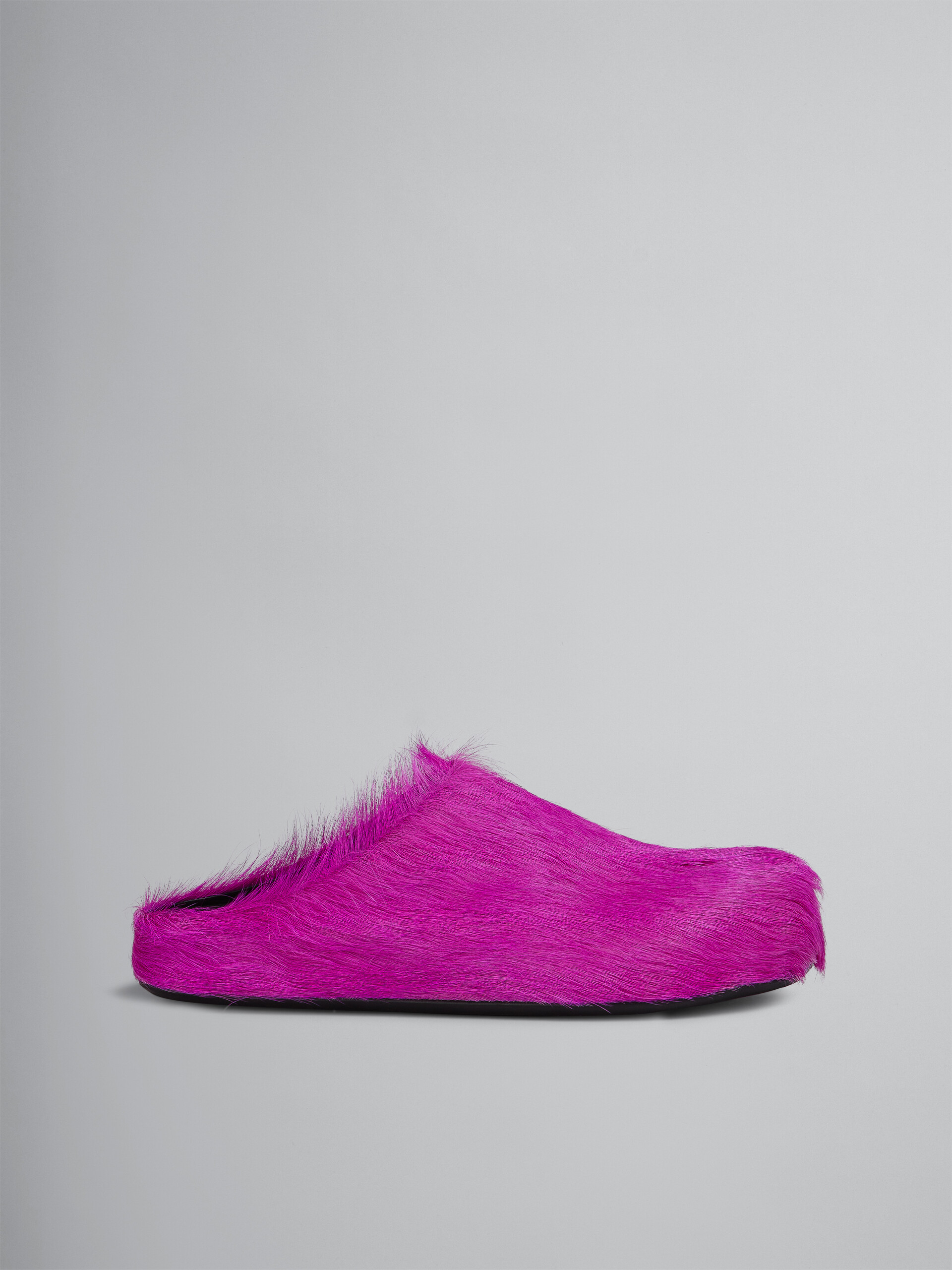 Pinkfarbene Fußbett-Sabots aus Kalbsfell - Holzschuhe - Image 1