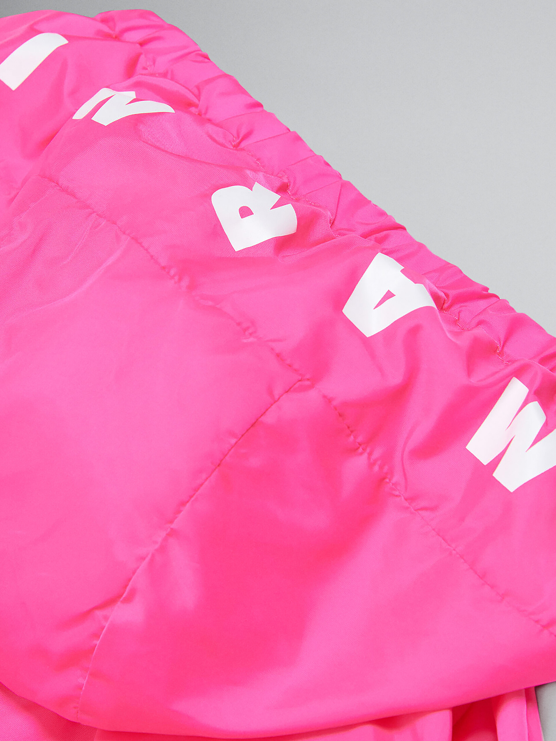 Chaqueta impermeable rosa neón con logotipo en la capucha - Chaquetas - Image 3