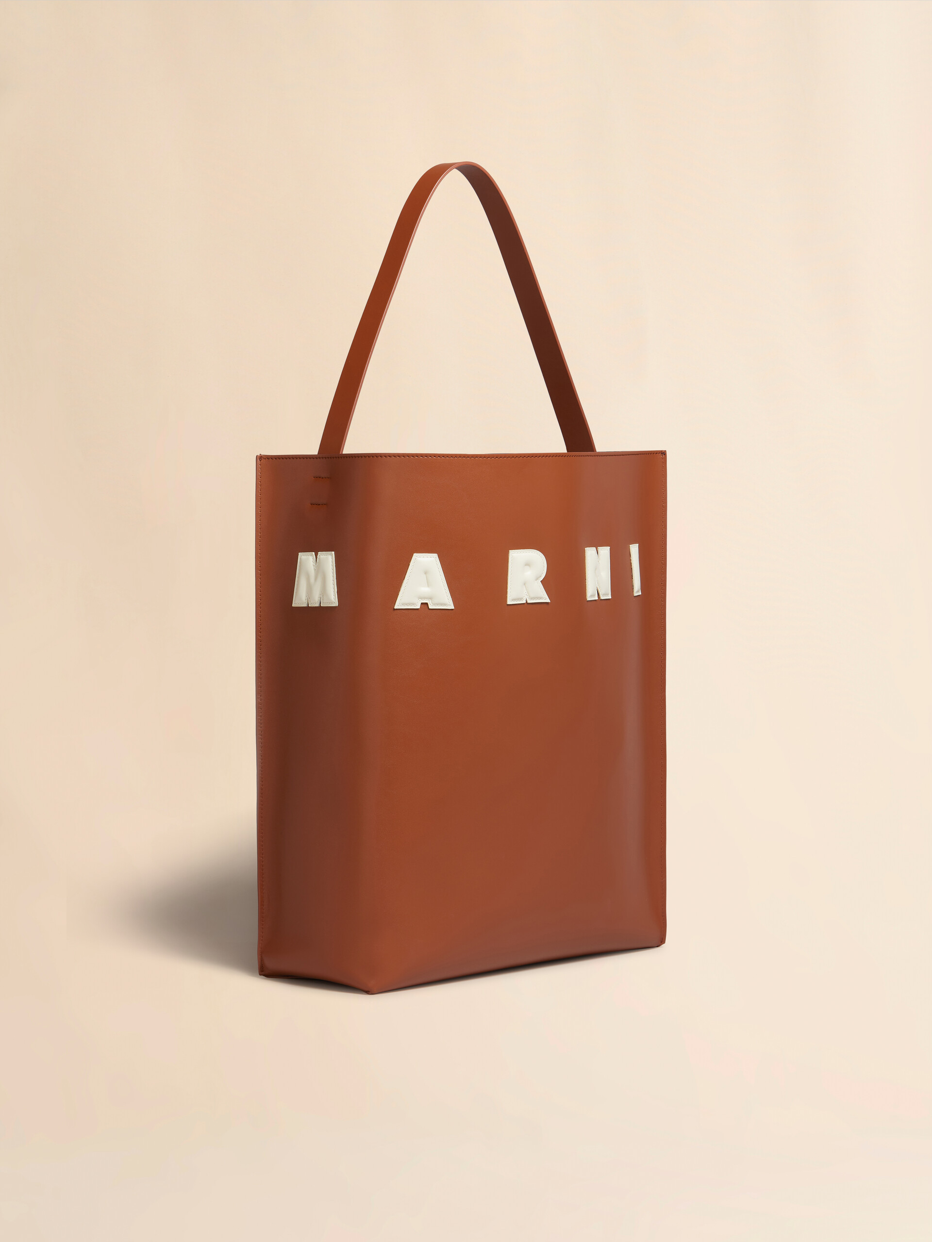 Bolso hobo Museo de piel marrón y blanca con parches - Bolsos shopper - Image 6