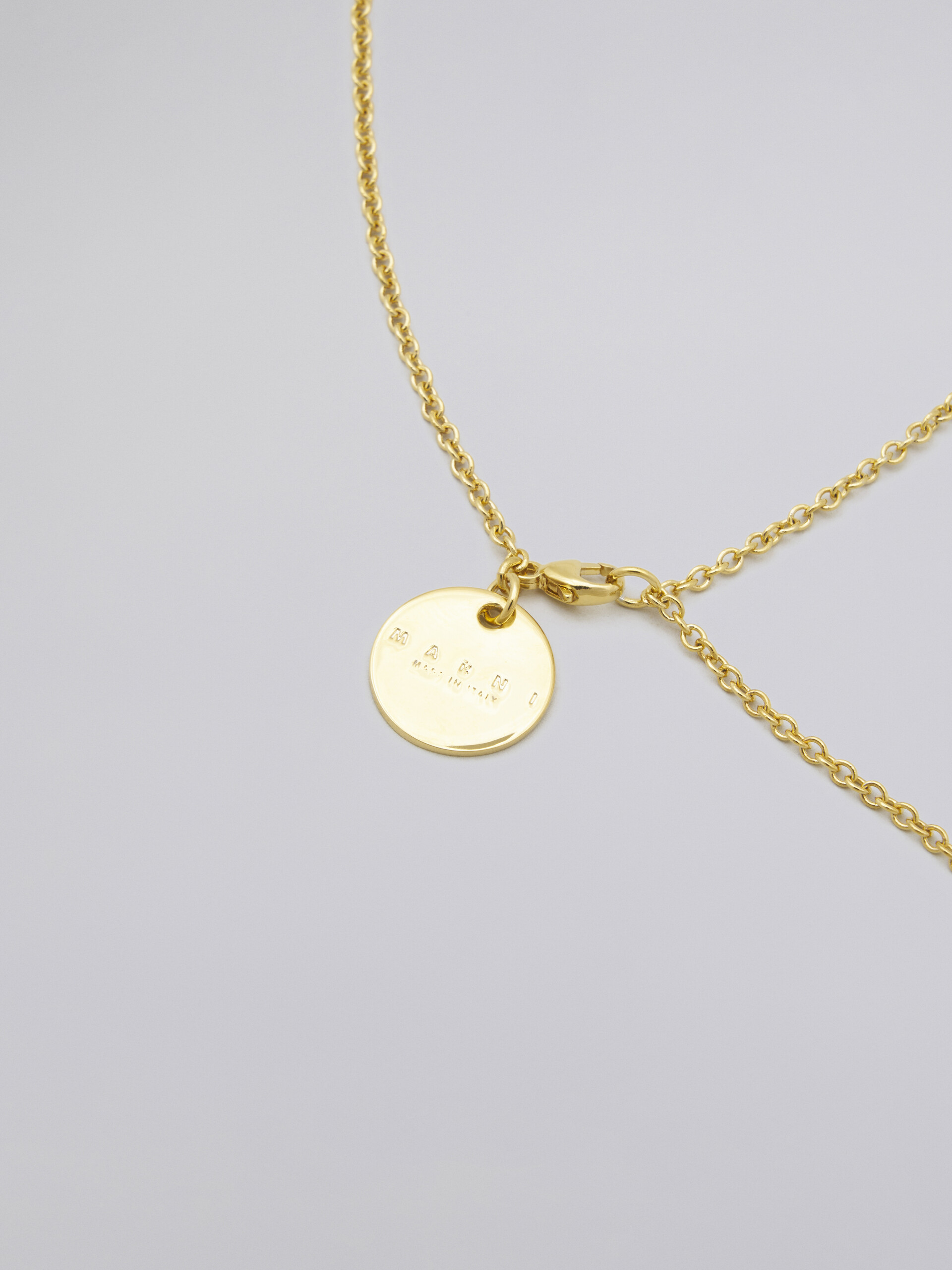 Goldfarbene TRAPEZE Metall-Halskette mit transparentem, emailliertem Anhänger - Halsketten - Image 3