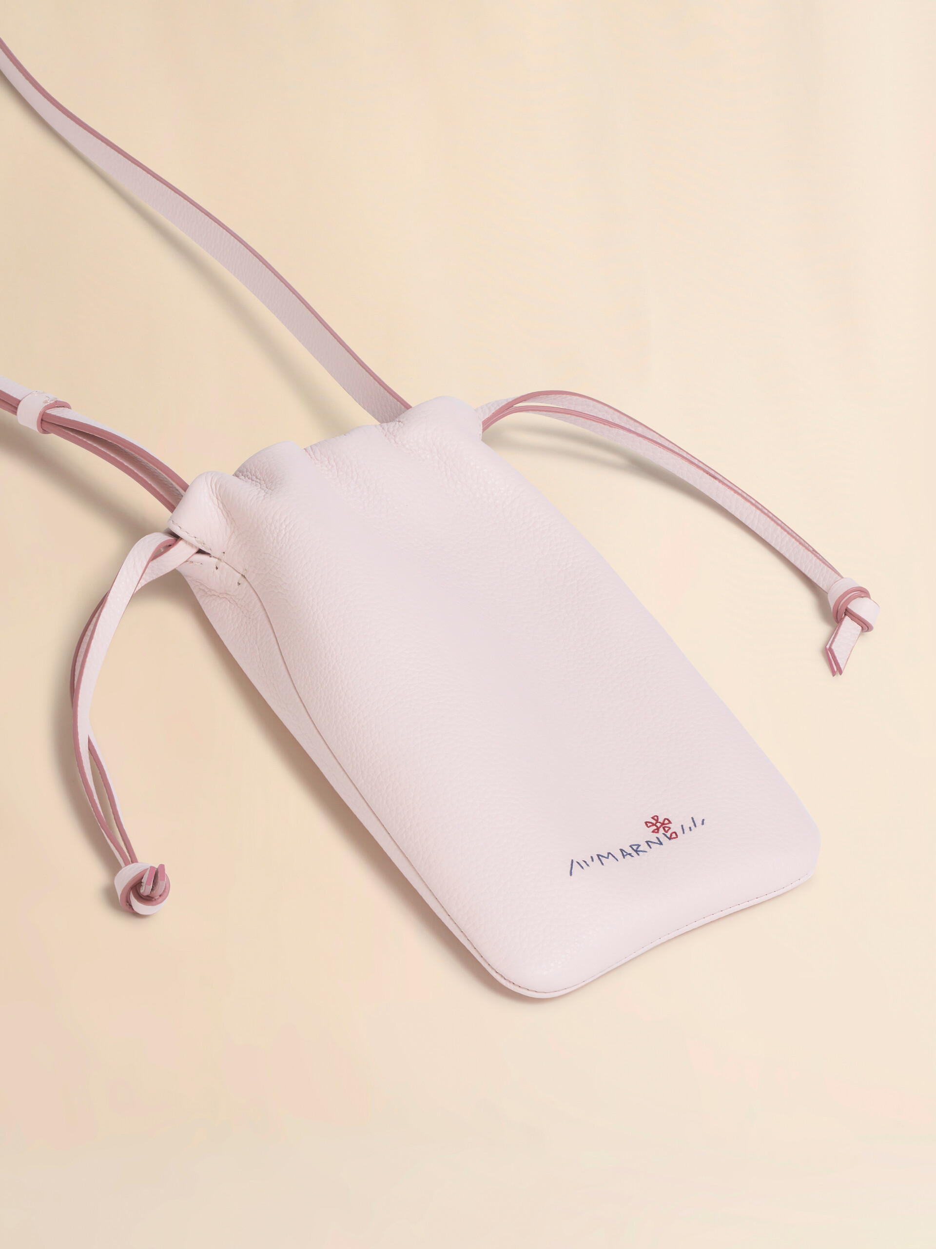 ピンク レザー製ドローストリング付きスマホホルダー、マルニメンディング入り - ウォレット＆レザー小物 - Image 5