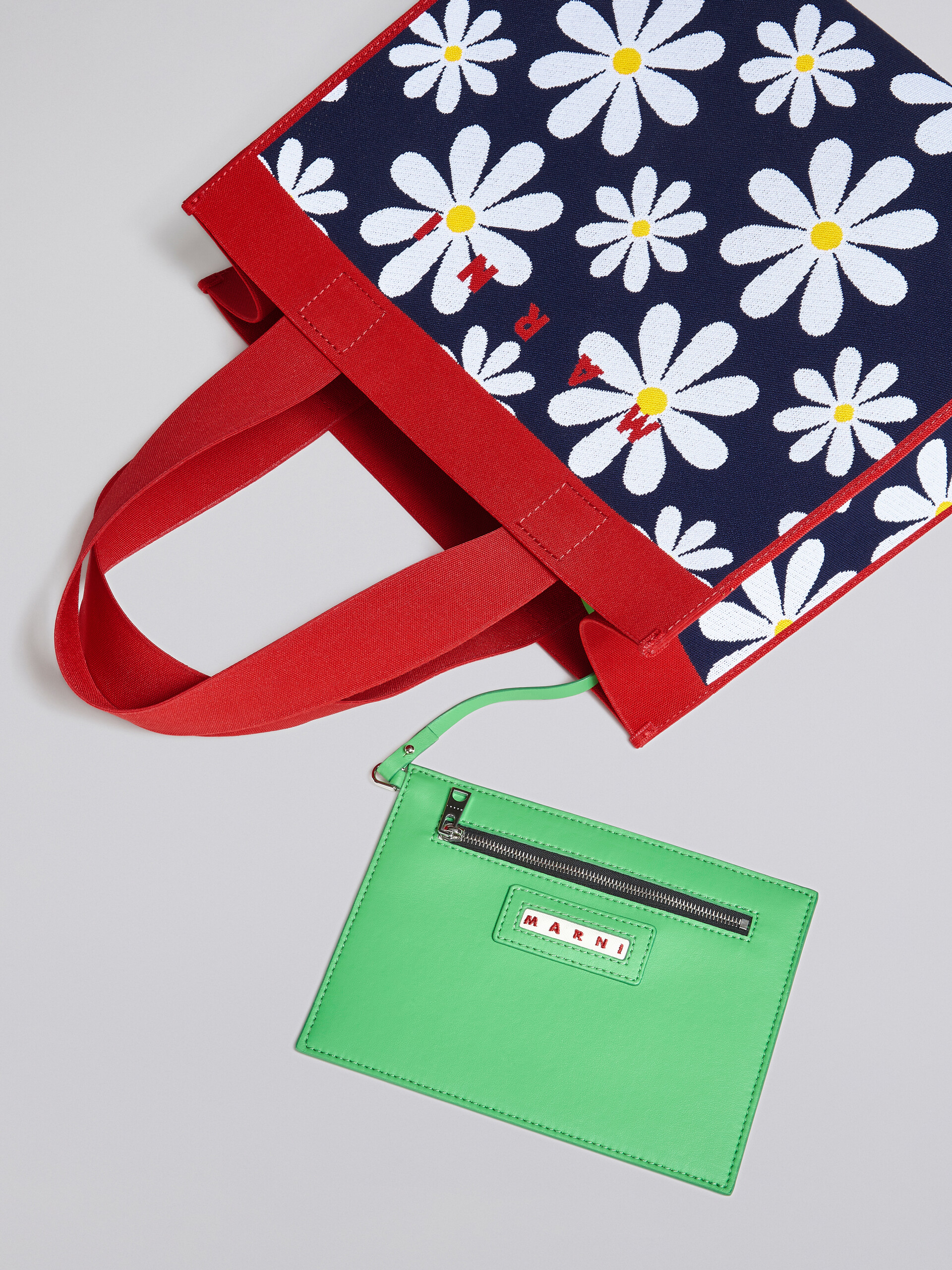 Daisy print knit shopping bag - Shopping Bags - Image 5