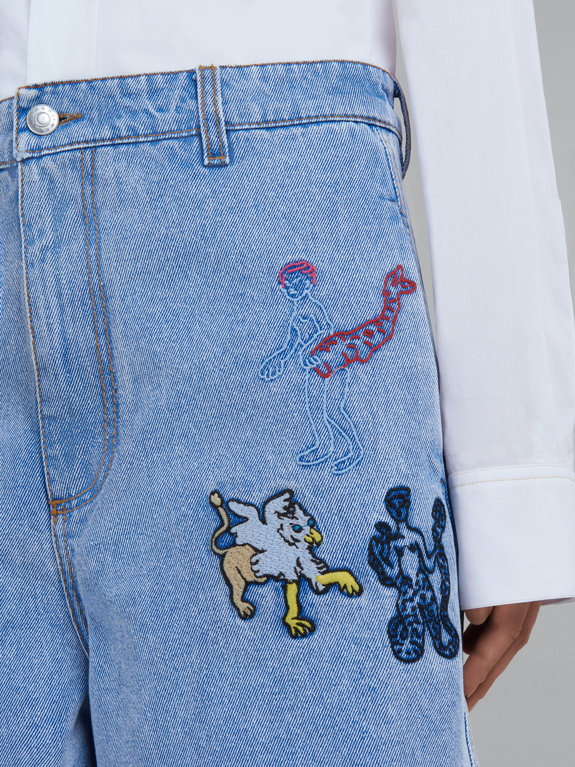 Weite, hellblaue Jeans mit Stickerei - Hosen - Image 4