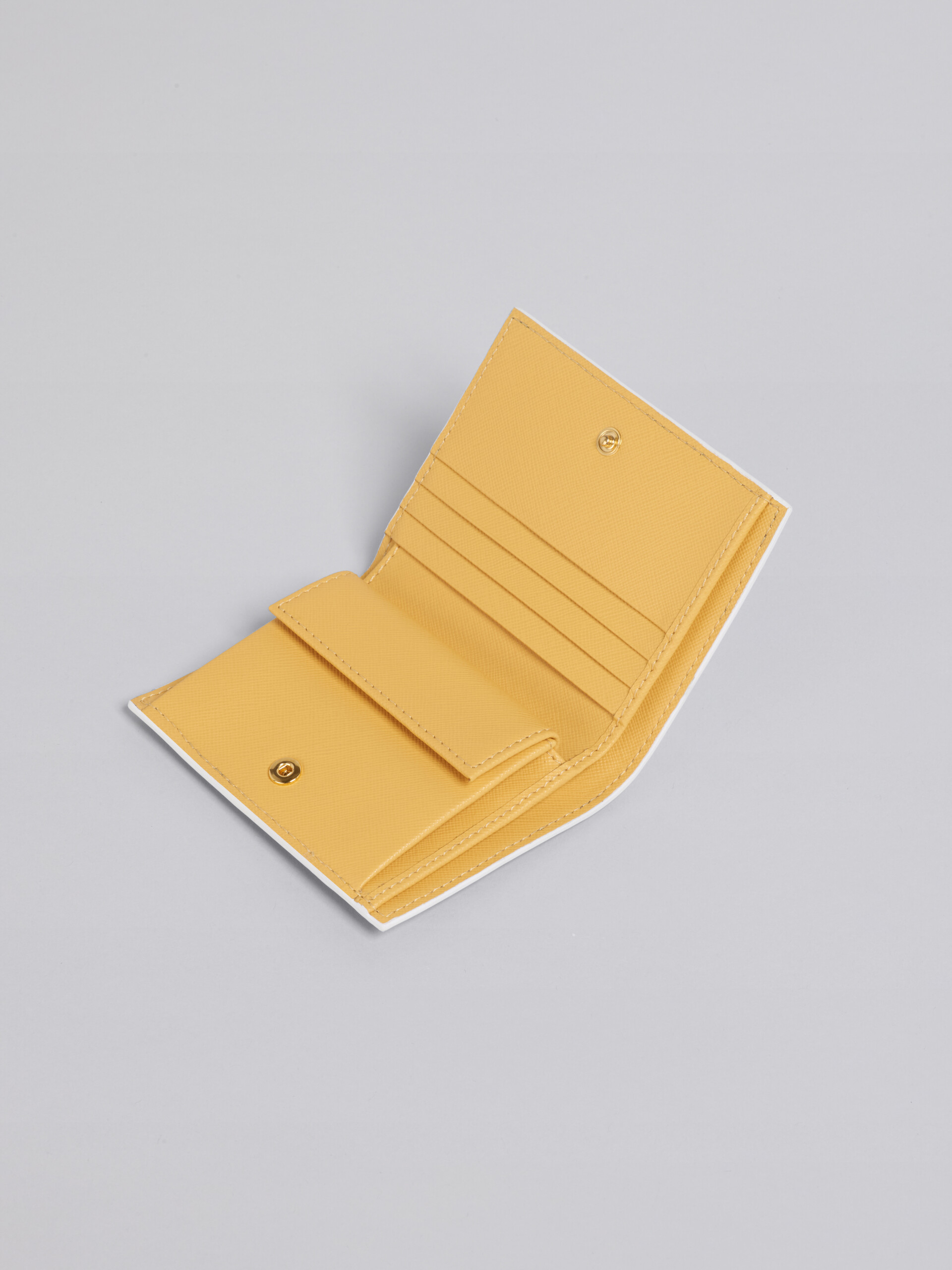 Einfarbige zweiteilige Geldbörse aus Saffianleder in Gelb - Brieftaschen - Image 4