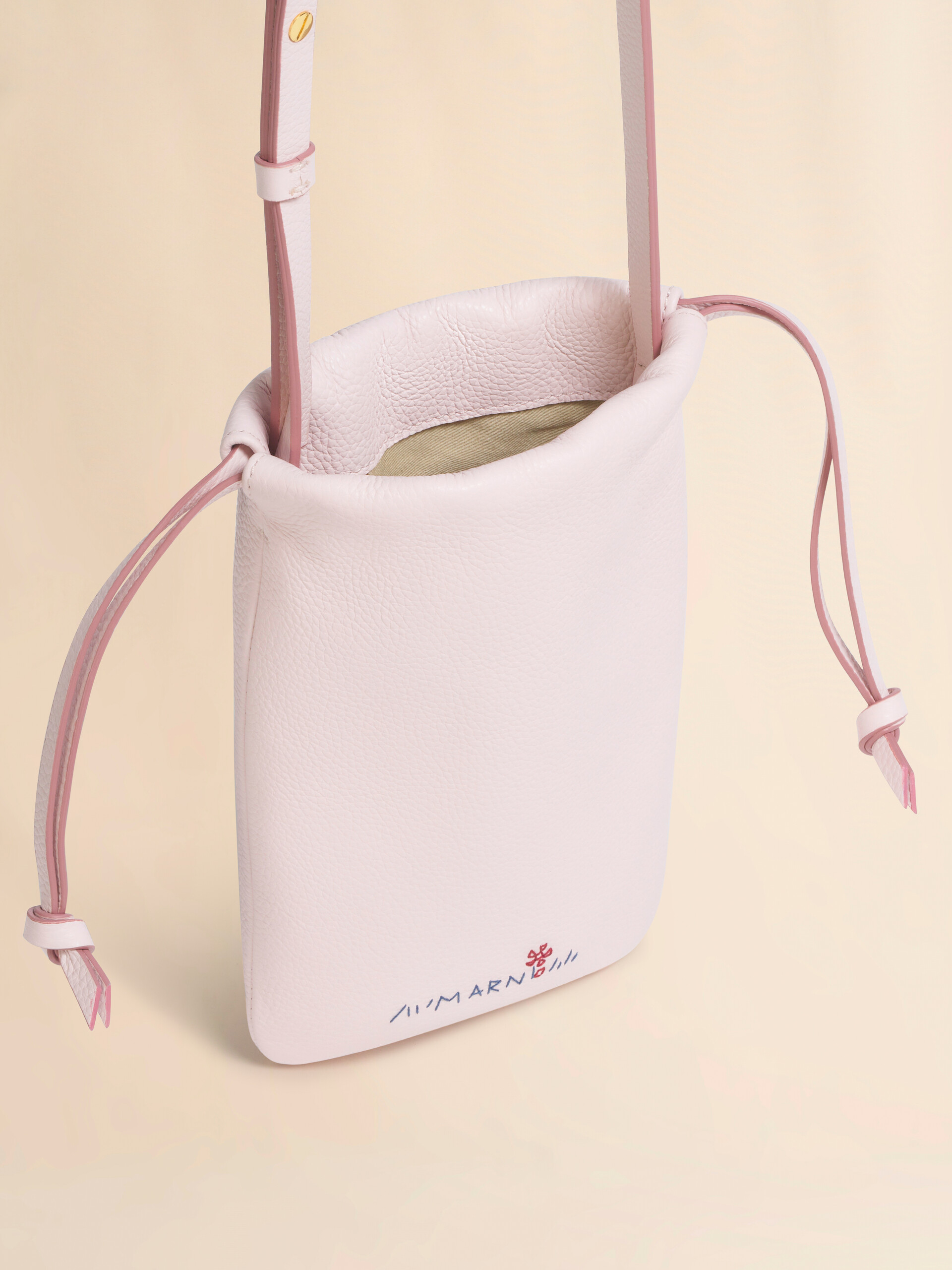 ピンク レザー製ドローストリング付きスマホホルダー、マルニメンディング入り - ウォレット＆レザー小物 - Image 4