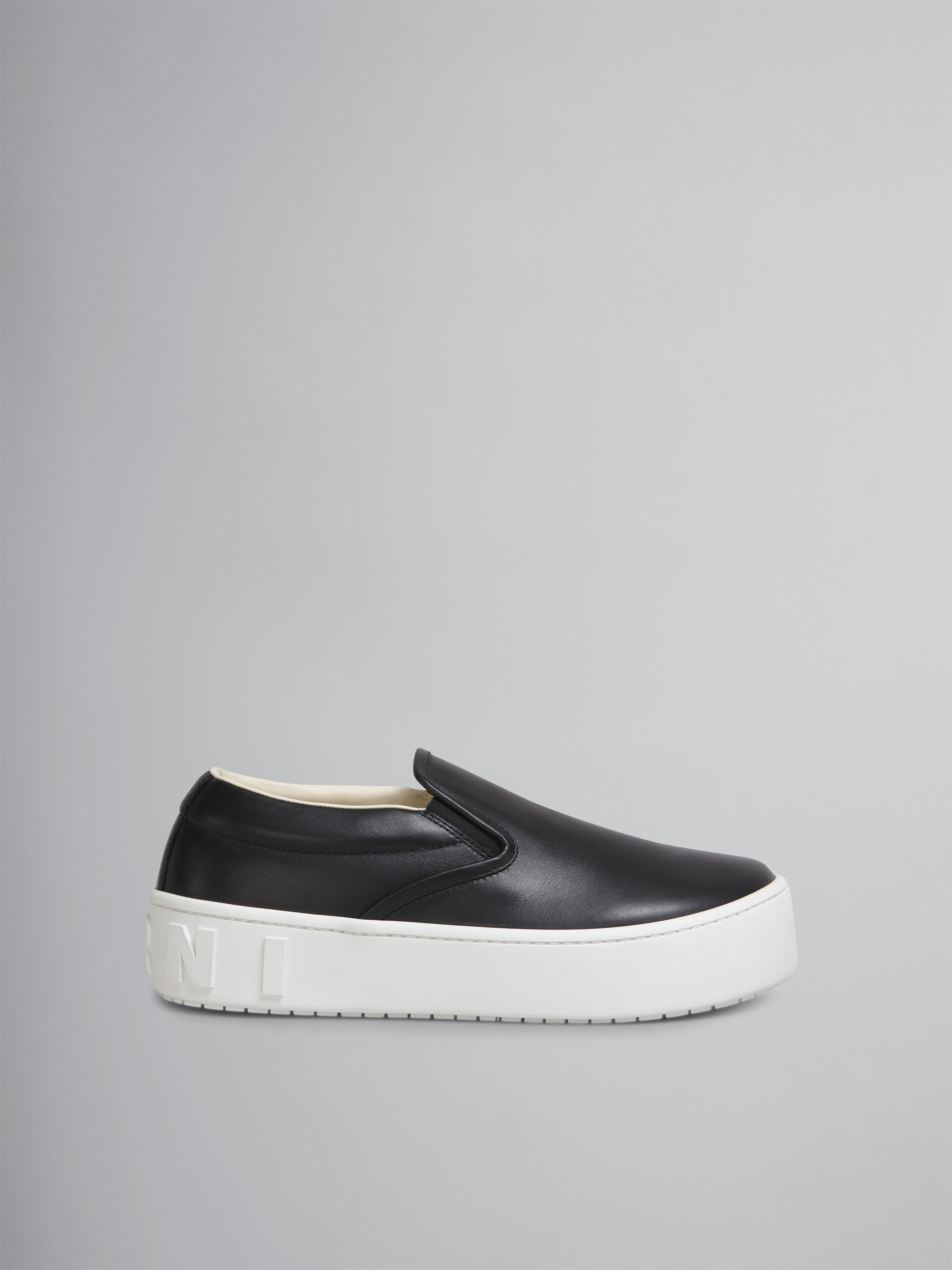Sneaker slip-on in vitello nero con maxi logo Marni in rilievo - Sneakers - Image 1