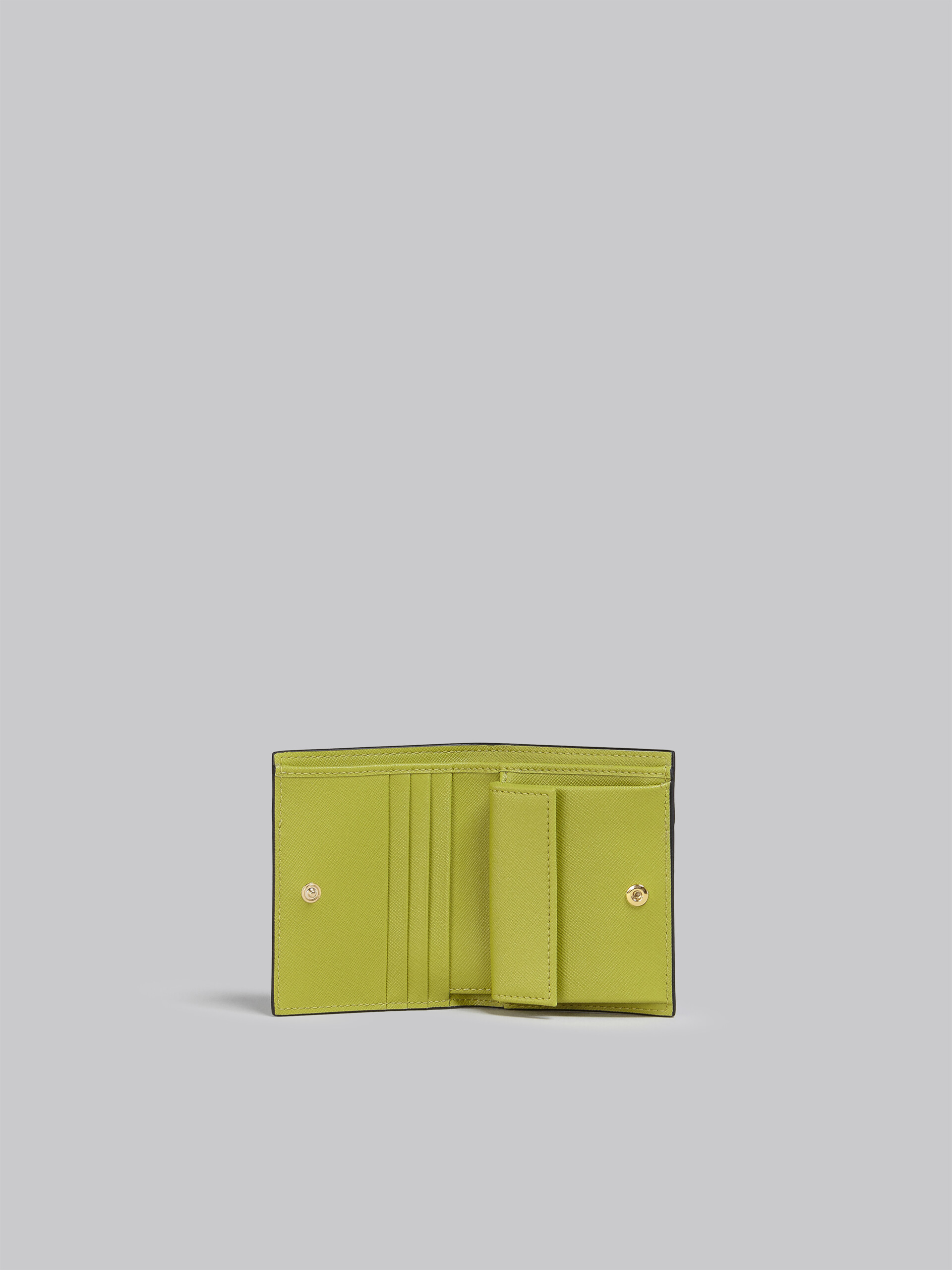 Portafoglio bi-fold in saffiano verde e bianco - Portafogli - Image 2