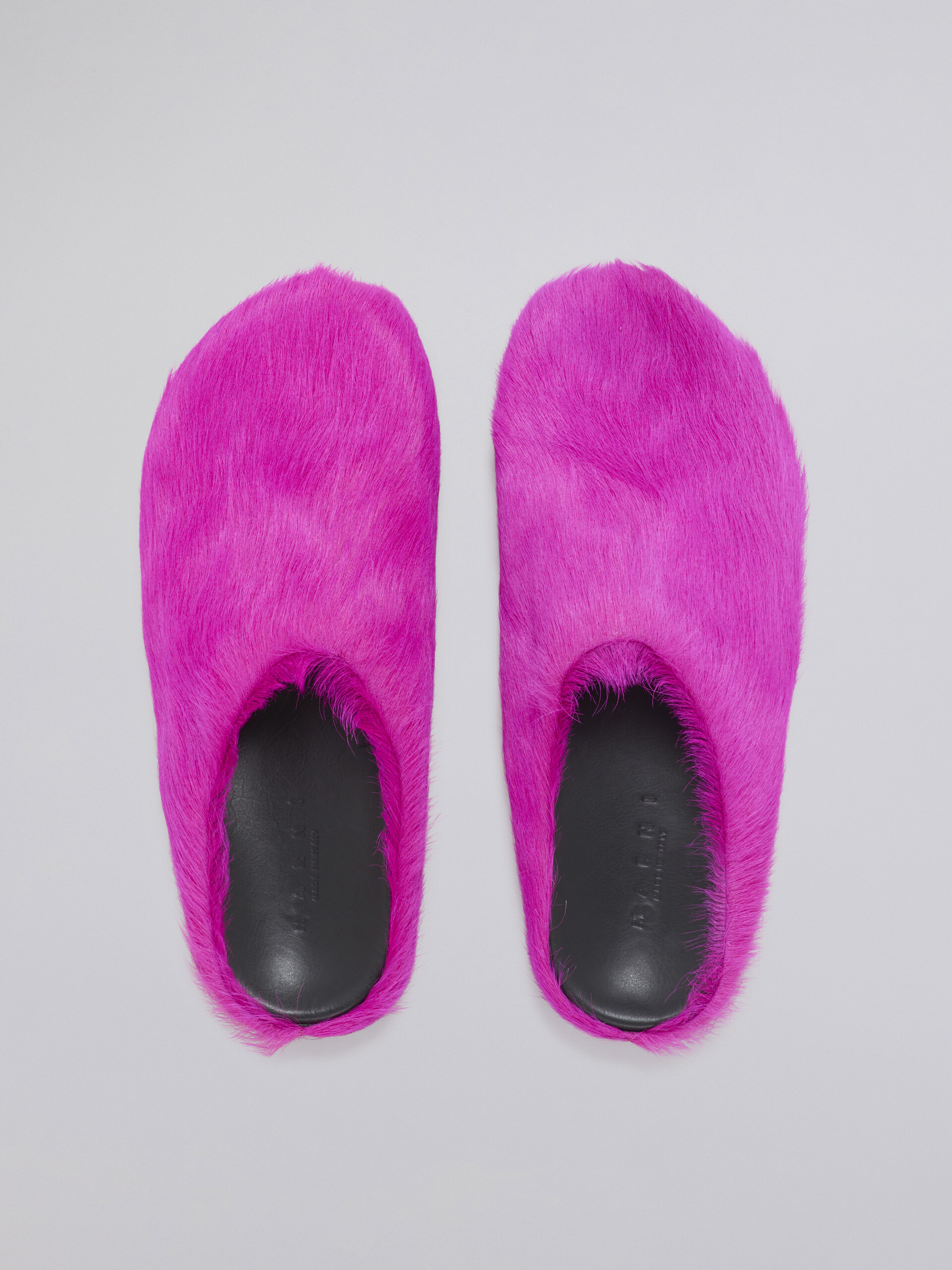 Pinkfarbene Fußbett-Sabots aus Kalbsfell - Holzschuhe - Image 4